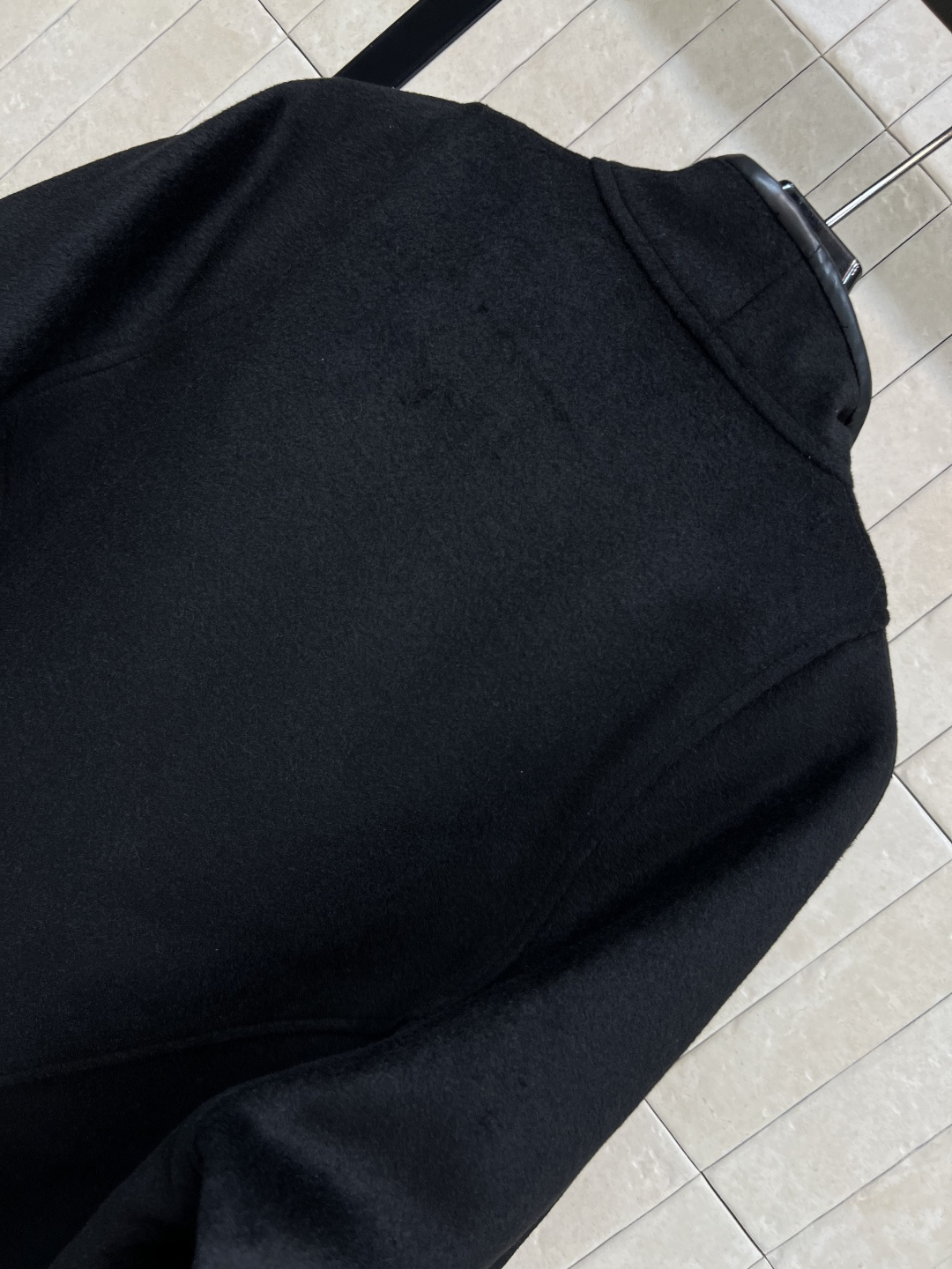 L家 25早秋新款 老花双面呢短款斗篷大衣 时尚单品彰显高定魅力 皮革包边细节 纯手工制作工艺  内里老