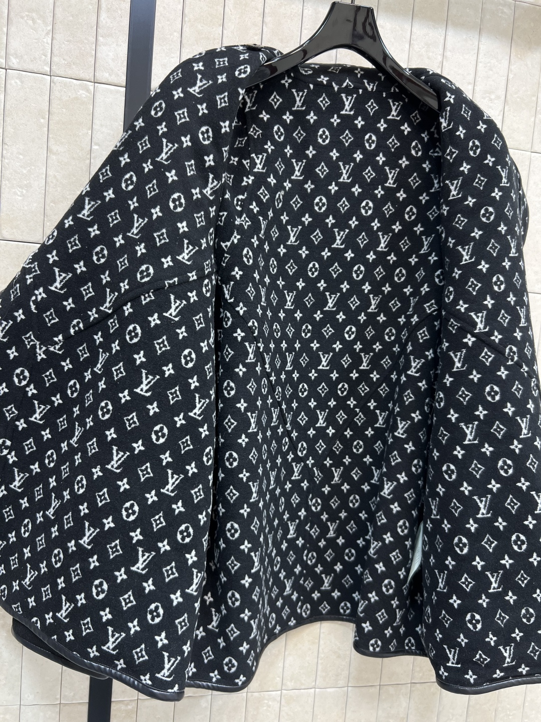 L家 25早秋新款 老花双面呢短款斗篷大衣 时尚单品彰显高定魅力 皮革包边细节 纯手工制作工艺  内里老