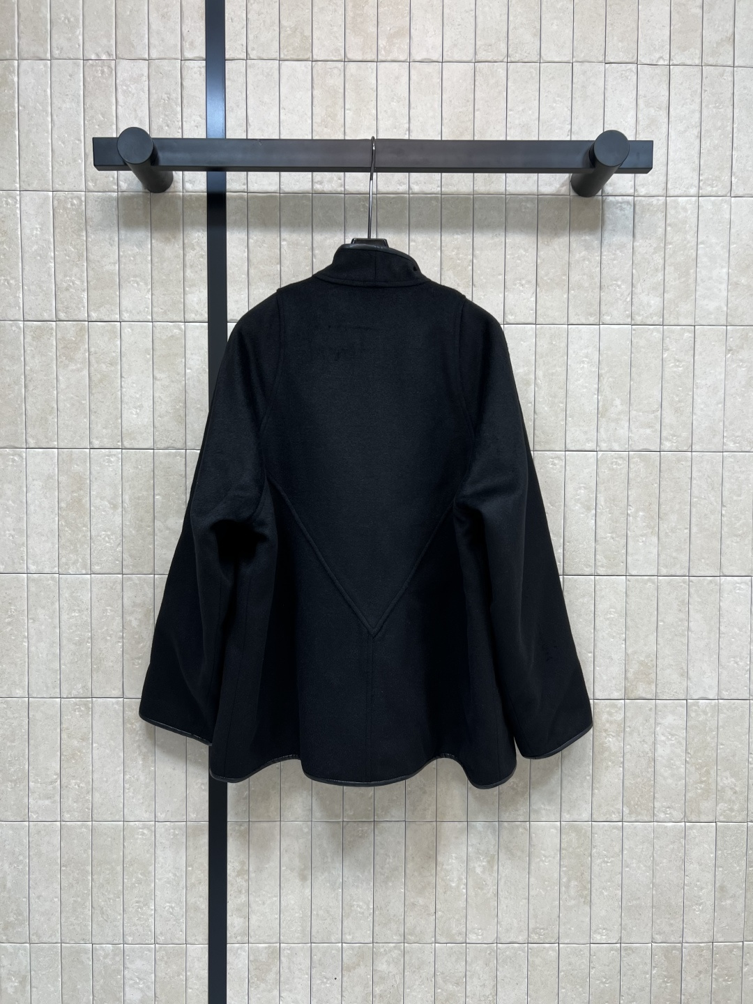 L家 25早秋新款 老花双面呢短款斗篷大衣 时尚单品彰显高定魅力 皮革包边细节 纯手工制作工艺  内里老