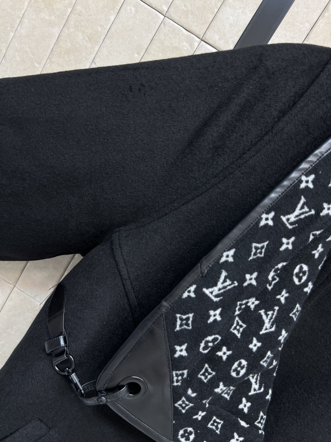 L家 25早秋新款 老花双面呢短款斗篷大衣 时尚单品彰显高定魅力 皮革包边细节 纯手工制作工艺  内里老