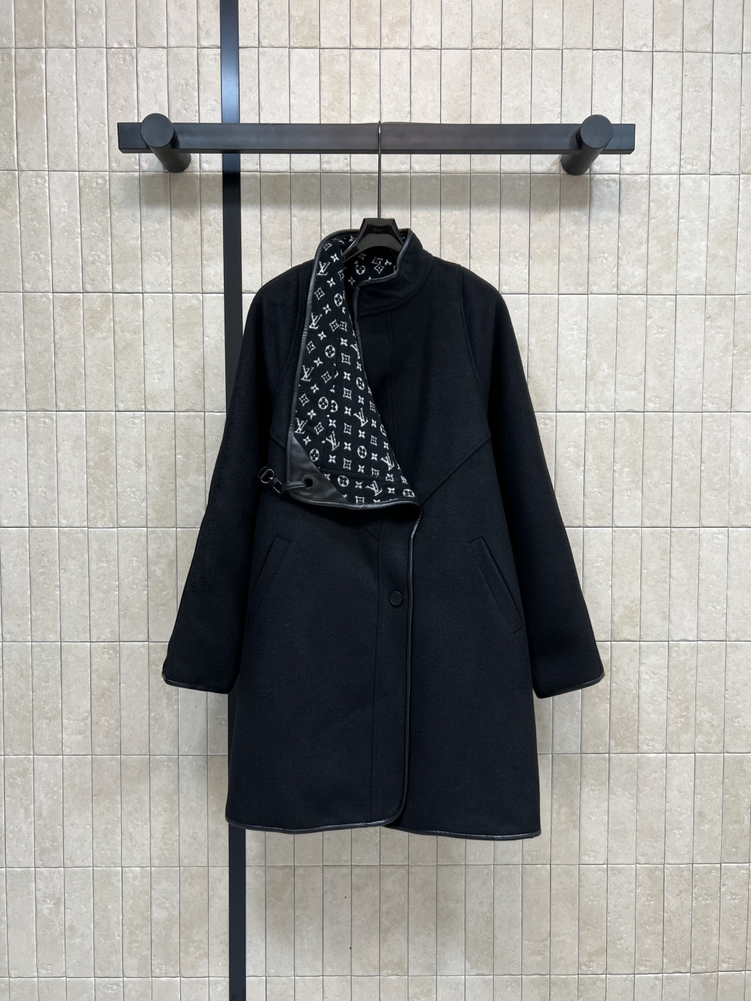 NO:480653,With dust bag L home 25 early autumn new style, old-fashion double-sided wool long cloak coat, fashionable items show the charm of haute couture, leather edge details, pure handmade craftsmanship, luxurious and low-key, stand-up collar design, long style, matched with buttons, embellished collar, fashionable and elegant, can be matched with a more stylish, high-end simple, lazy but not loose, wool blended fabric, comfortable and stylish, easy to interpret diverse and fashionable styles, classic and outdated, three-code one color Size/36-38-40,,louis vuitton,alexander wang19860909配防尘袋L家 25早秋新款 老花双面呢长款斗篷大衣 时尚单品彰显高定魅力 皮革包边细节 纯手工制作工艺 内里老花提花工艺奢华低调 立领设计长款版型 搭配系扣点缀衣领 时尚优雅 可与更种造型搭配 高级简约 慵懒而不松散 羊毛混纺面料 舒适有型 轻松演绎多样时髦造型 经典不过时 一色三码 Size/36-38-40,,louis vuitton,alexander wang,Women's clothing