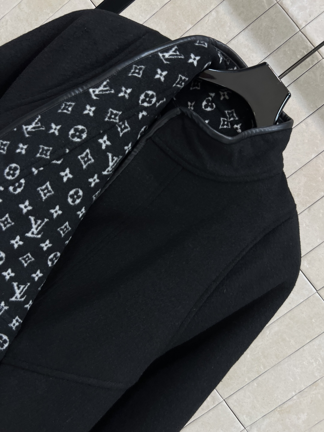 L家 25早秋新款 老花双面呢长款斗篷大衣 时尚单品彰显高定魅力 皮革包边细节 纯手工制作工艺  内里老