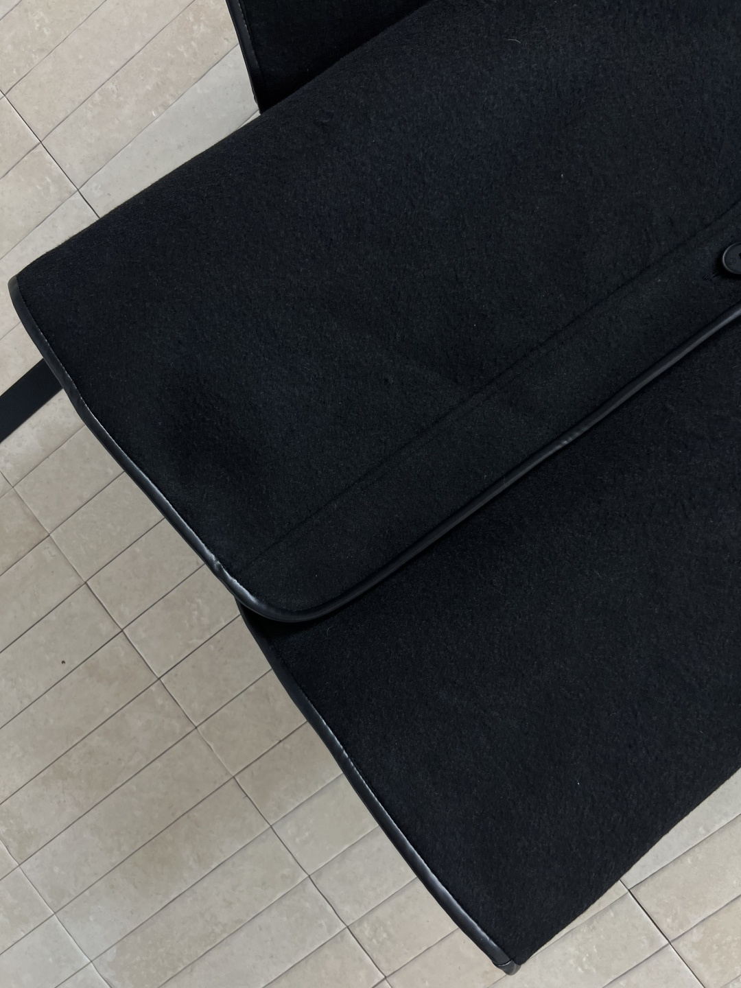 L家 25早秋新款 老花双面呢长款斗篷大衣 时尚单品彰显高定魅力 皮革包边细节 纯手工制作工艺  内里老