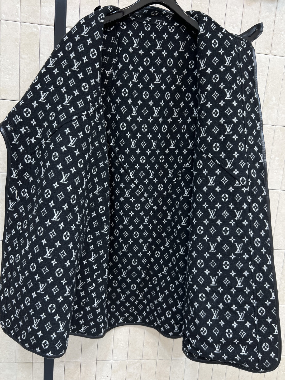 L家 25早秋新款 老花双面呢长款斗篷大衣 时尚单品彰显高定魅力 皮革包边细节 纯手工制作工艺  内里老