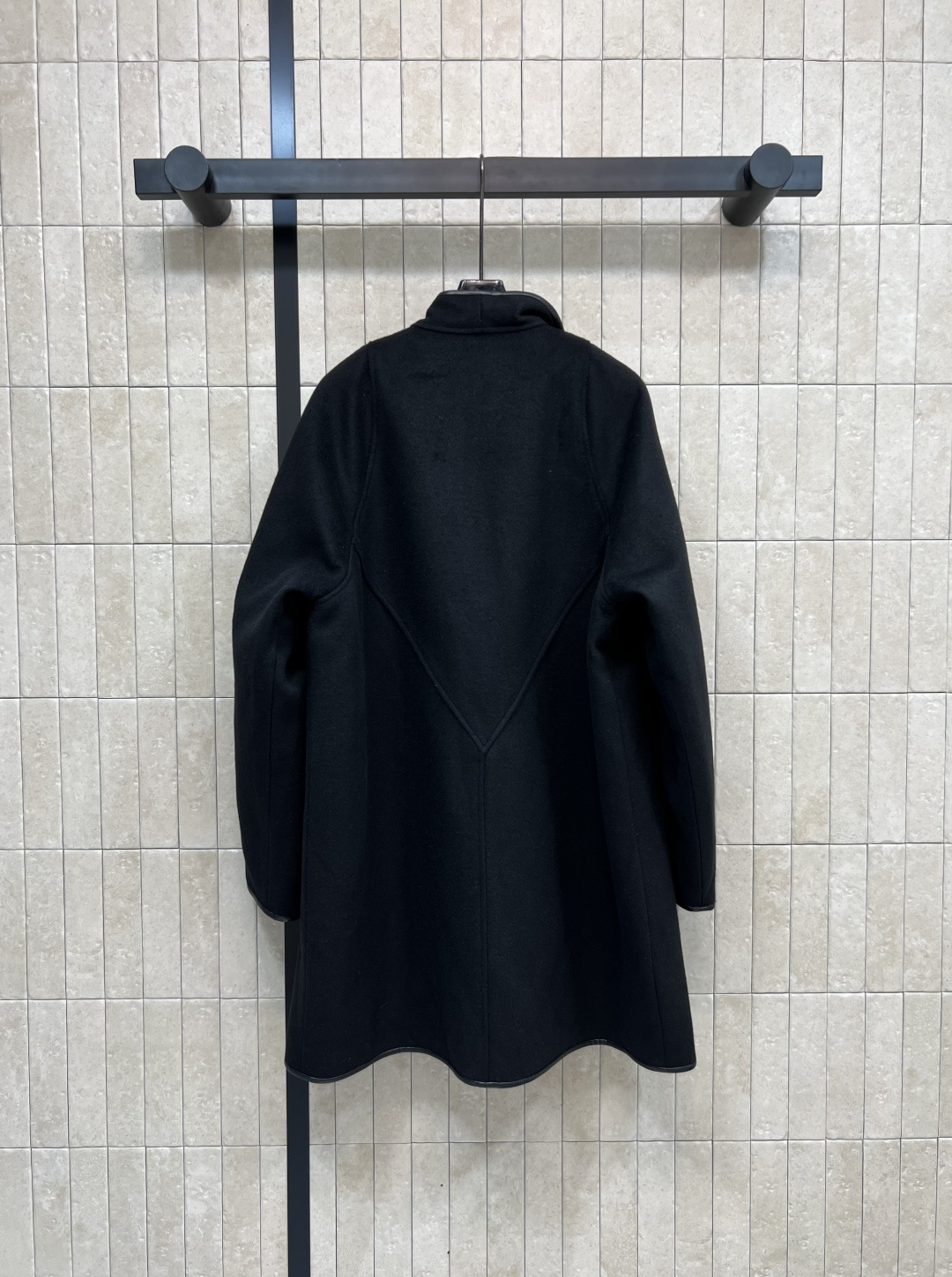 L家 25早秋新款 老花双面呢长款斗篷大衣 时尚单品彰显高定魅力 皮革包边细节 纯手工制作工艺  内里老