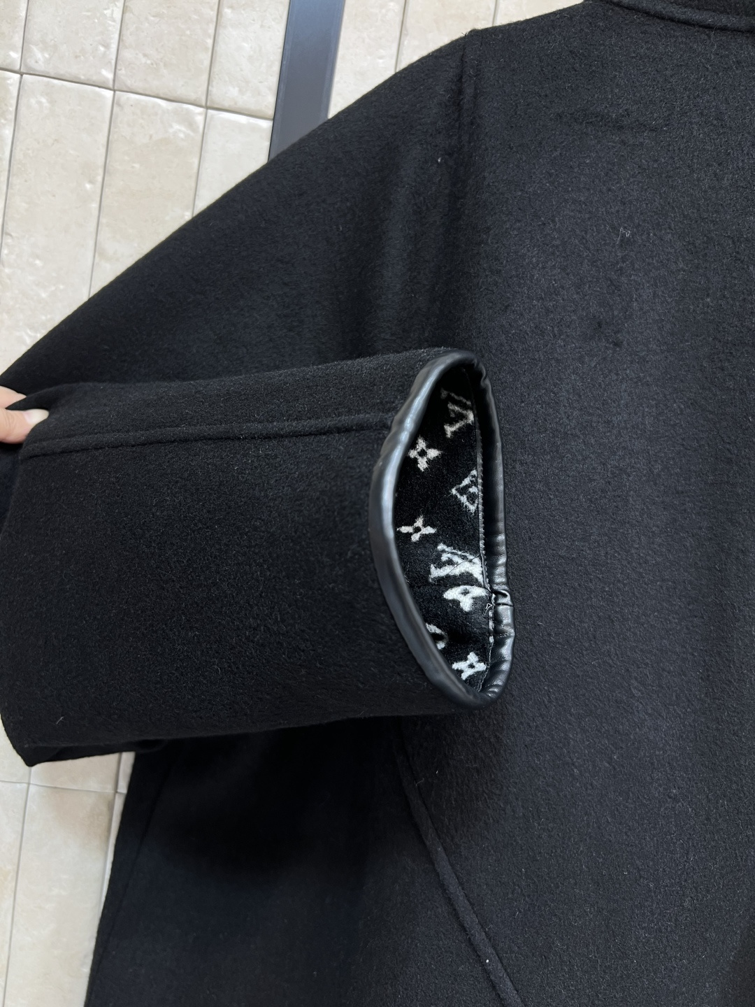 L家 25早秋新款 老花双面呢长款斗篷大衣 时尚单品彰显高定魅力 皮革包边细节 纯手工制作工艺  内里老