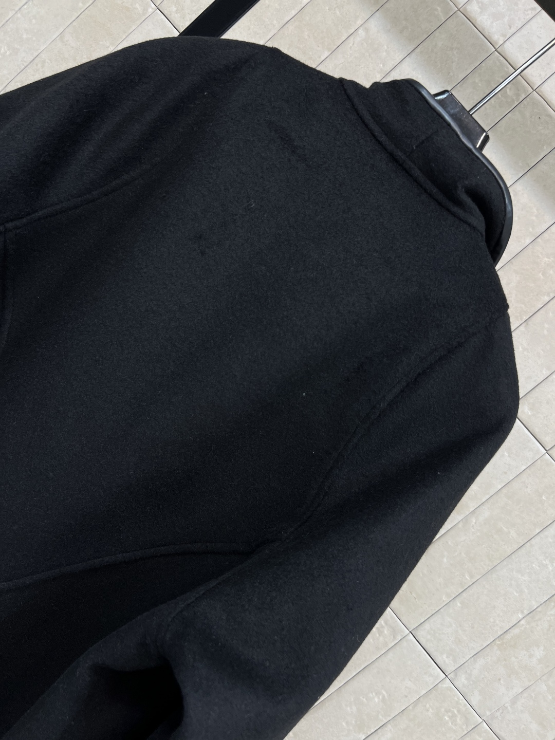 L家 25早秋新款 老花双面呢长款斗篷大衣 时尚单品彰显高定魅力 皮革包边细节 纯手工制作工艺  内里老