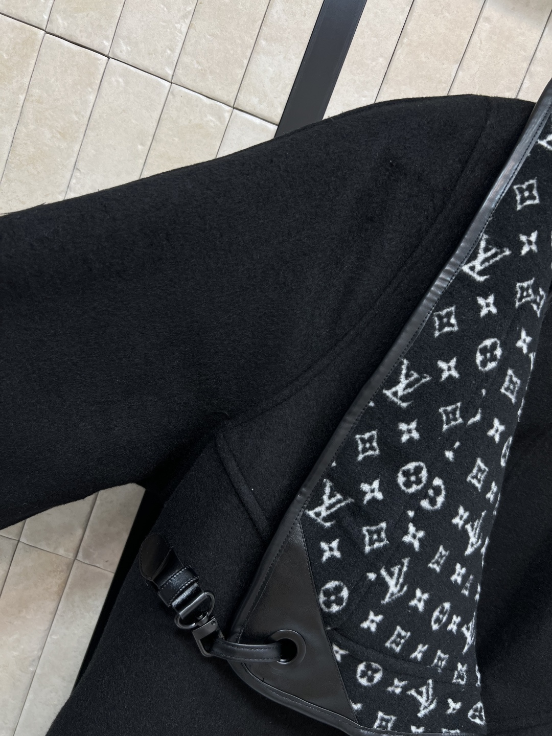 L家 25早秋新款 老花双面呢长款斗篷大衣 时尚单品彰显高定魅力 皮革包边细节 纯手工制作工艺  内里老