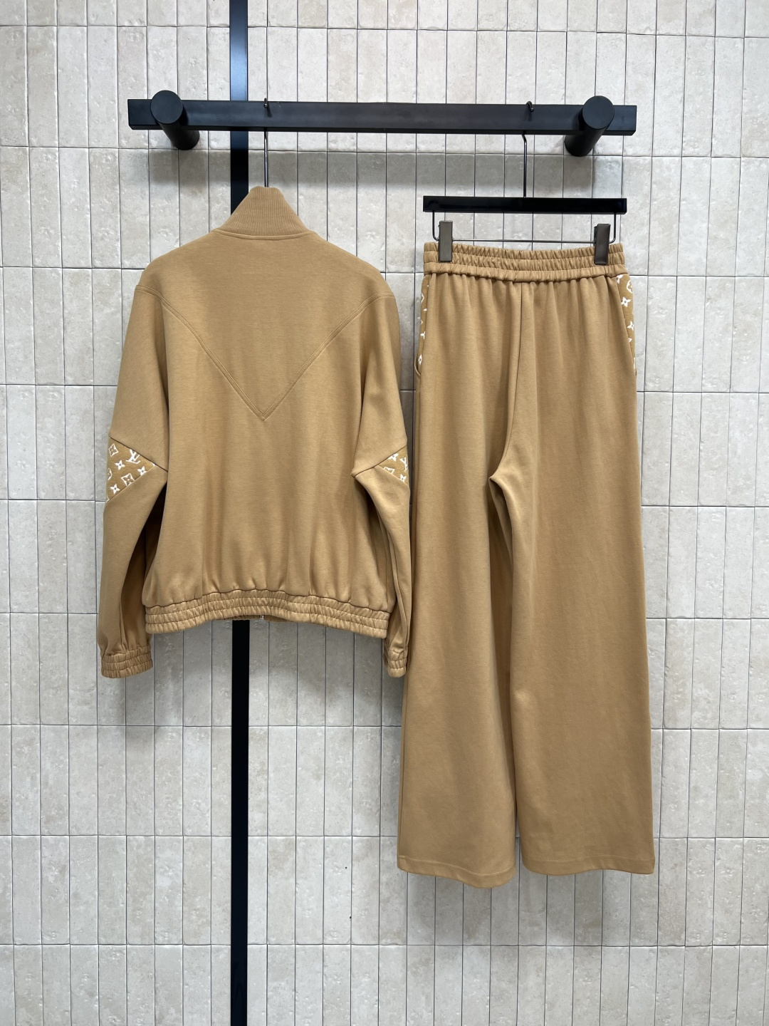 L家 25早秋新款 立领拼接老花拉链外套+高腰老花口袋休闲裤 修身且有余量 拼接Monogram老花点缀