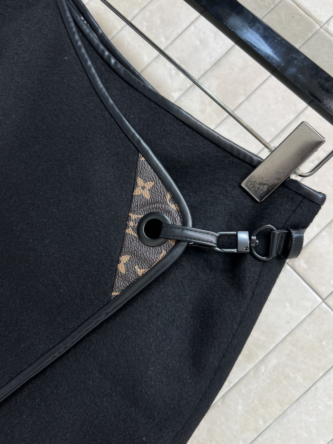 L家 25早秋新款 老花双面呢一片式短裙 时尚单品彰显高定魅力 皮革包边细节 纯手工制作工艺 内里老花提