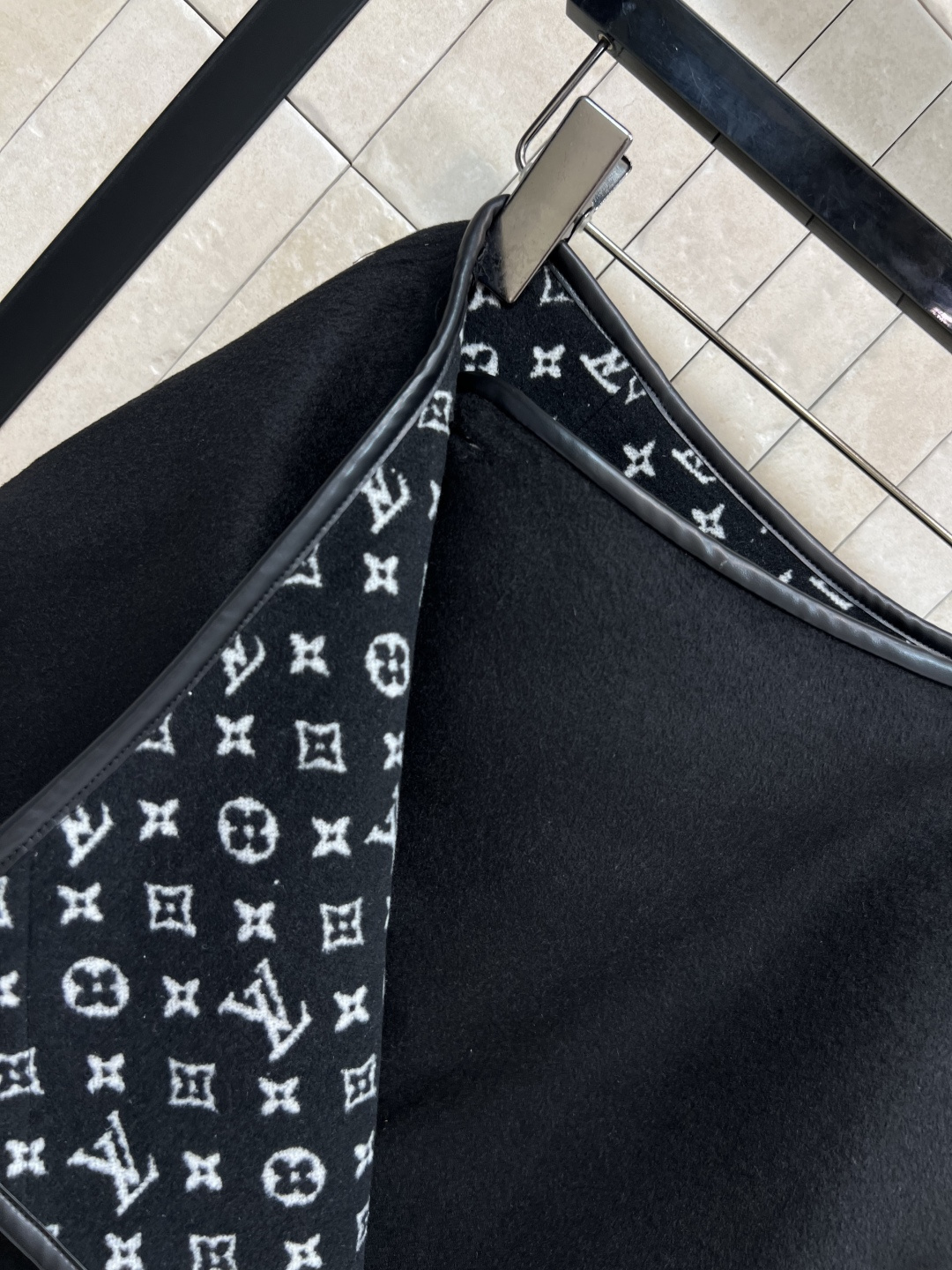 L家 25早秋新款 老花双面呢一片式短裙 时尚单品彰显高定魅力 皮革包边细节 纯手工制作工艺 内里老花提