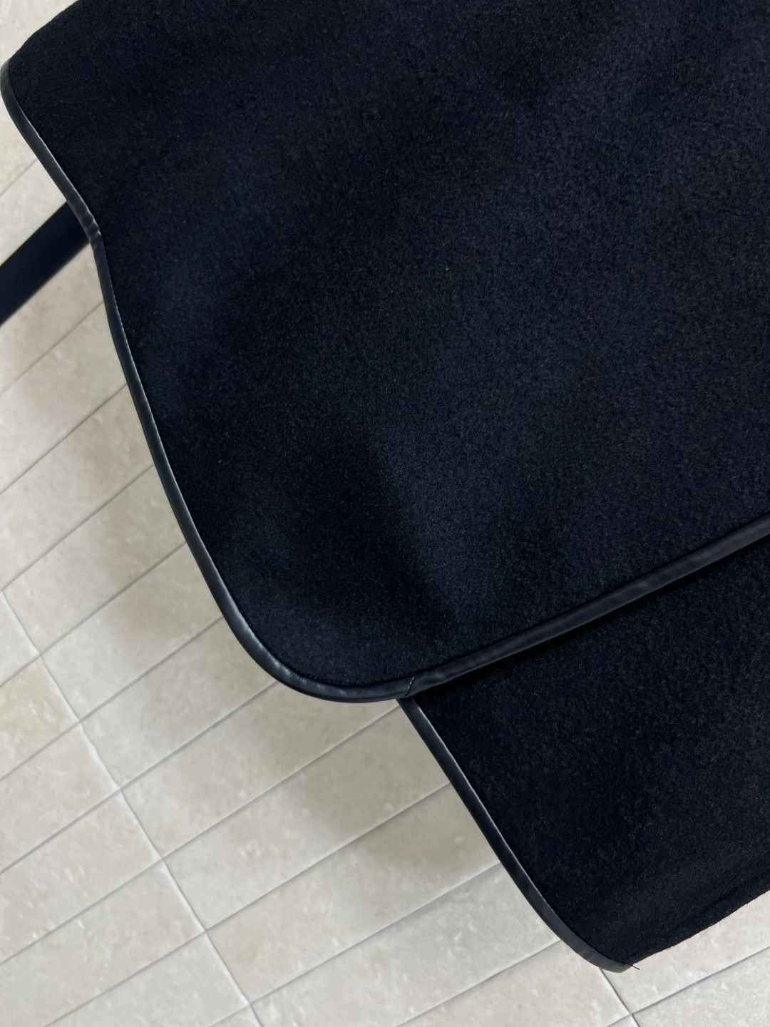 L家 25早秋新款 老花双面呢一片式短裙 时尚单品彰显高定魅力 皮革包边细节 纯手工制作工艺 内里老花提