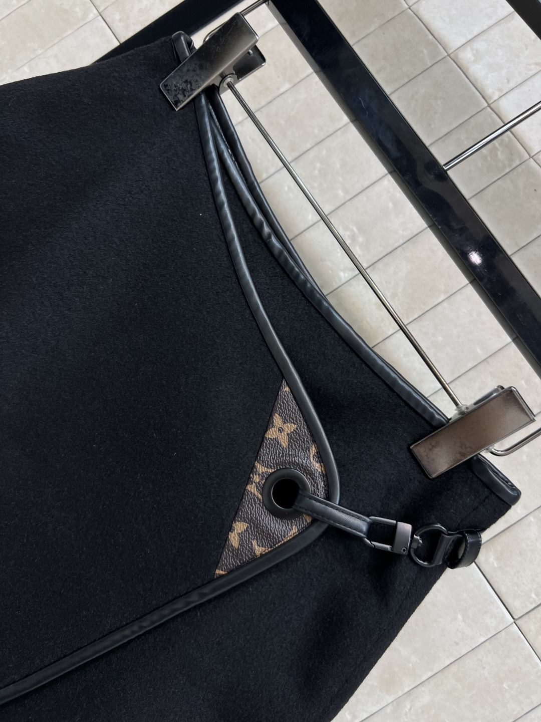 L家 25早秋新款 老花双面呢一片式短裙 时尚单品彰显高定魅力 皮革包边细节 纯手工制作工艺 内里老花提