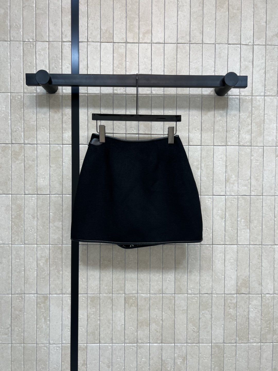 L家 25早秋新款 老花双面呢一片式短裙 时尚单品彰显高定魅力 皮革包边细节 纯手工制作工艺 内里老花提