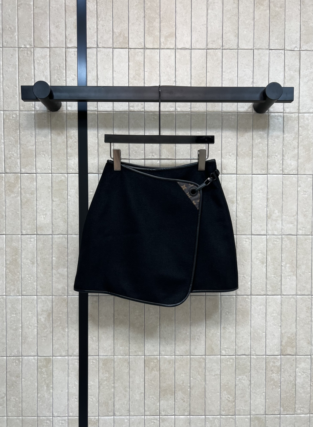 NO:480670,L Home 25 early autumn new style, presbyopia double-sided one-piece short skirt, fashionable items show the charm of haute couture, leather edge details, pure handmade craftsmanship, luxurious and low-key, high-waisted A-shaped style, one-piece design is versatile and fashionable, thigh flesh is easy to cover, cover the flesh and make it look slim, matched with the same series of coats and jackets, full of high-end texture, delicate wool blend fabric, comfortable and stylish, easy to interpret diverse and fashionable styles, classic and outdated, three-code one color Size/36-38-40,,louis vuitton, skirts, jackets & coats,alexander wang19860909L家 25早秋新款 老花双面呢一片式短裙 时尚单品彰显高定魅力 皮革包边细节 纯手工制作工艺 内里老花提花工艺奢华低调 高腰A字版型 一片式设计百搭又时髦 大腿肉肉轻松掩盖 遮肉显瘦绝绝子 搭配同系列大衣外套满满的高级感 质感很细腻 羊毛混纺面料 舒适有型 轻松演绎多样时髦造型 经典不过时 一色三码 Size/36-38-40,,louis vuitton,skirts,jackets & coats,alexander wang,Women's clothing