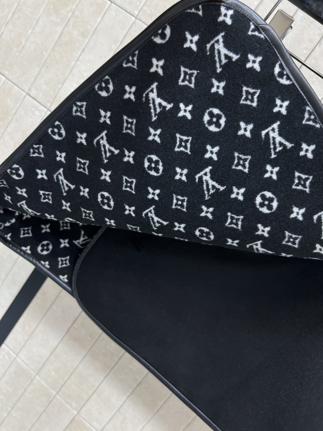 L家 25早秋新款 老花双面呢一片式短裙 时尚单品彰显高定魅力 皮革包边细节 纯手工制作工艺 内里老花提