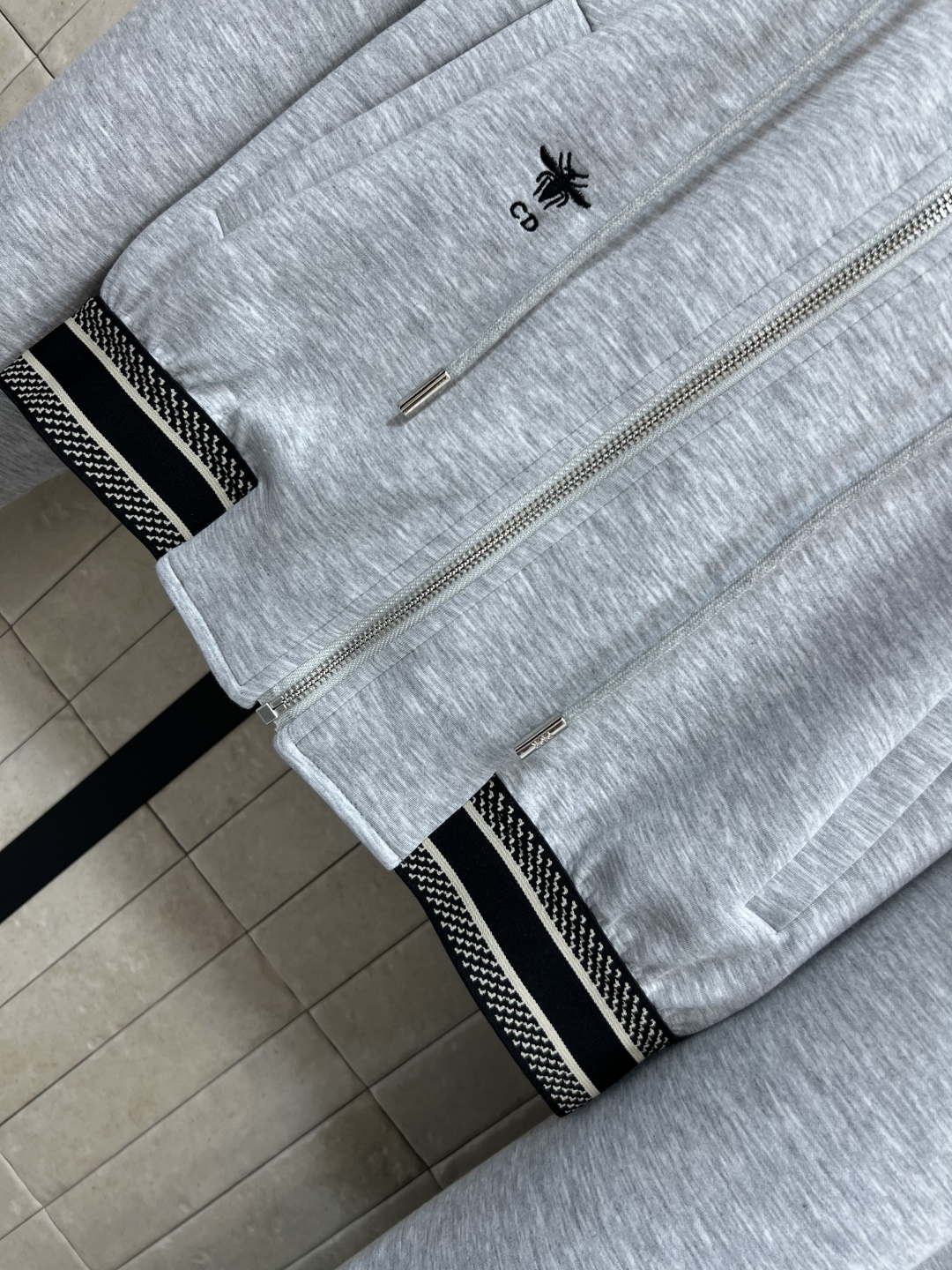 D家 25早秋新款 时髦休闲套装 连帽廓形短款卫衣+高腰卫裤 绝绝子一套搭配 经典刺绣小蜜蜂logo点辍