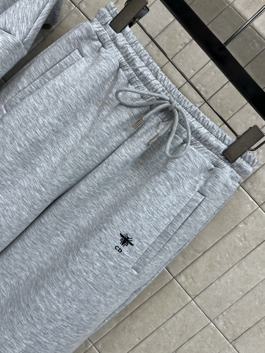 D家 25早秋新款 时髦休闲套装 连帽廓形短款卫衣+高腰卫裤 绝绝子一套搭配 经典刺绣小蜜蜂logo点辍