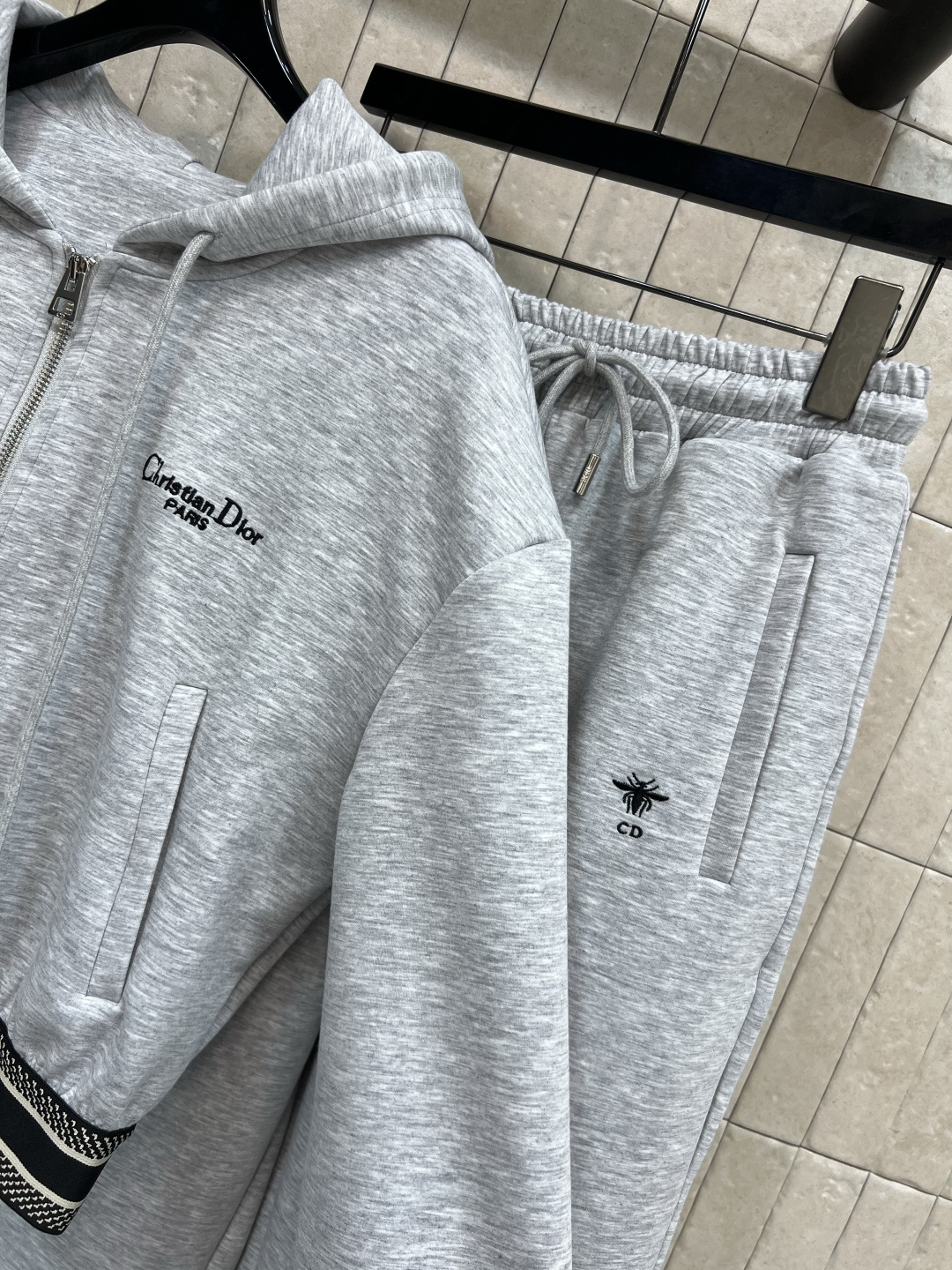 D家 25早秋新款 时髦休闲套装 连帽廓形短款卫衣+高腰卫裤 绝绝子一套搭配 经典刺绣小蜜蜂logo点辍