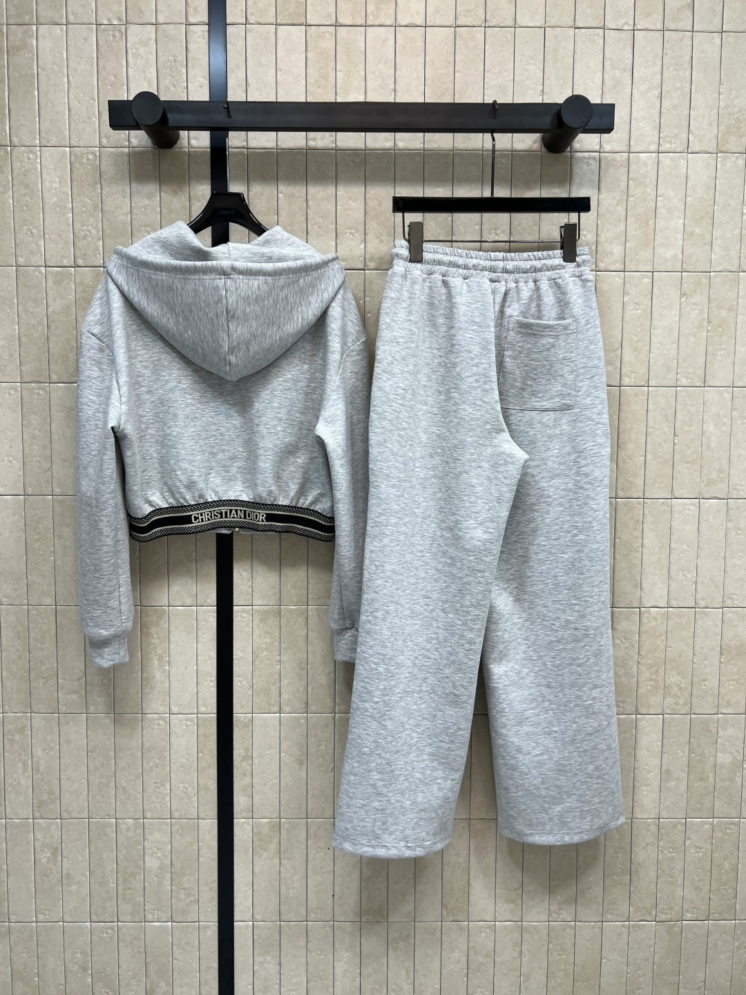 D家 25早秋新款 时髦休闲套装 连帽廓形短款卫衣+高腰卫裤 绝绝子一套搭配 经典刺绣小蜜蜂logo点辍