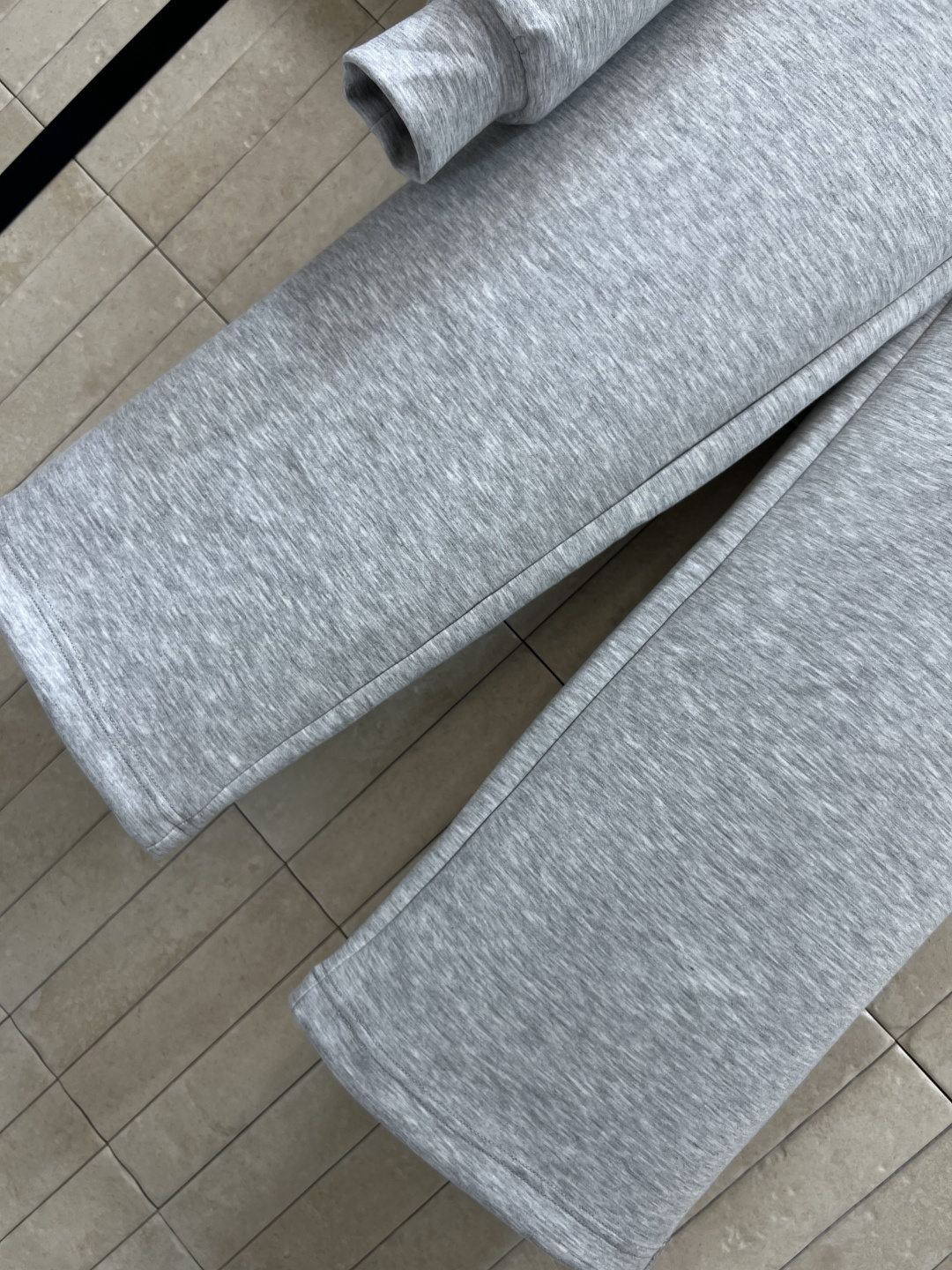 D家 25早秋新款 时髦休闲套装 连帽廓形短款卫衣+高腰卫裤 绝绝子一套搭配 经典刺绣小蜜蜂logo点辍