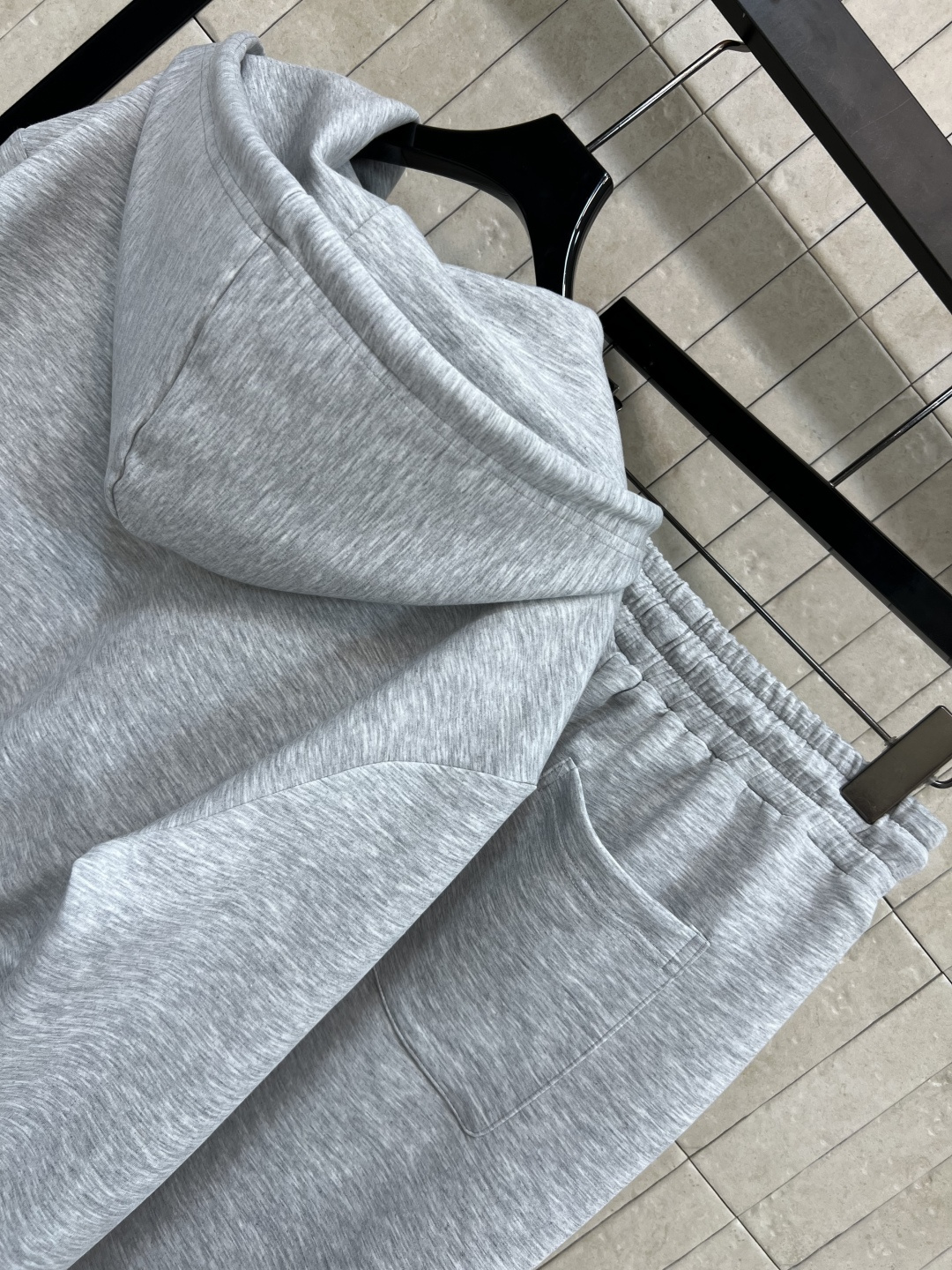 D家 25早秋新款 时髦休闲套装 连帽廓形短款卫衣+高腰卫裤 绝绝子一套搭配 经典刺绣小蜜蜂logo点辍