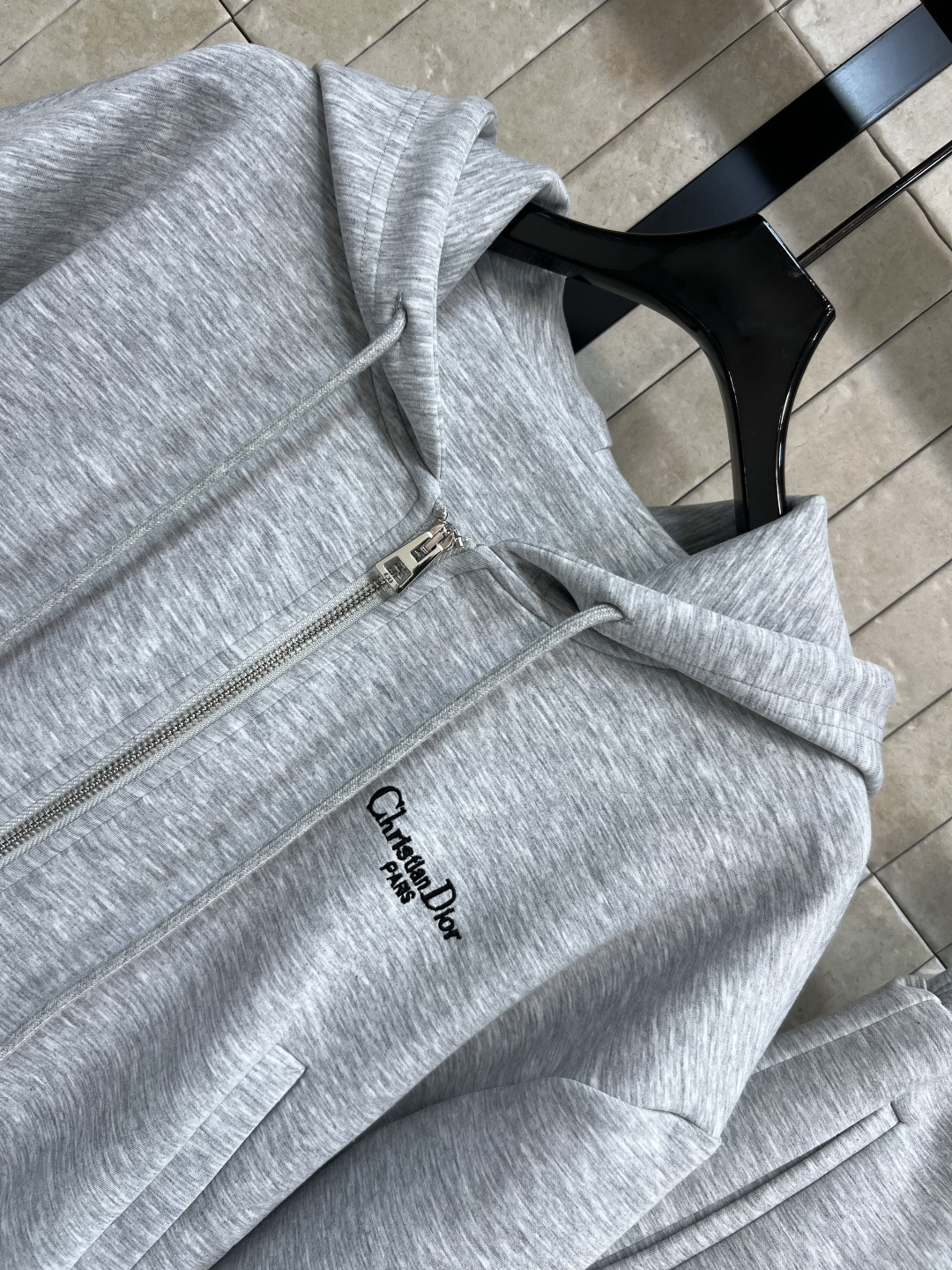 D家 25早秋新款 时髦休闲套装 连帽廓形短款卫衣+高腰卫裤 绝绝子一套搭配 经典刺绣小蜜蜂logo点辍