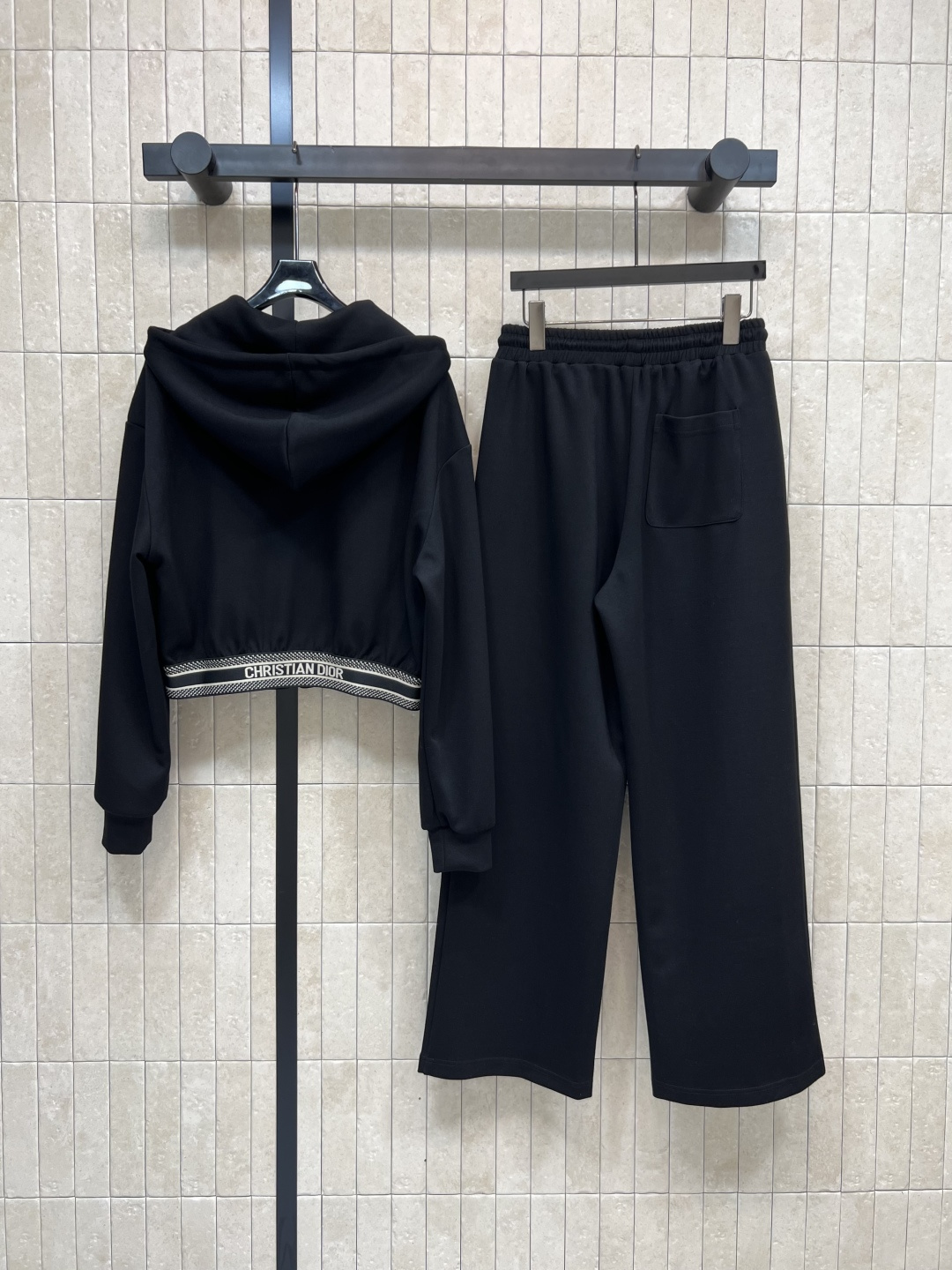 D家 25早秋新款 时髦休闲套装 连帽廓形短款卫衣+高腰卫裤 绝绝子一套搭配 经典刺绣小蜜蜂logo点辍