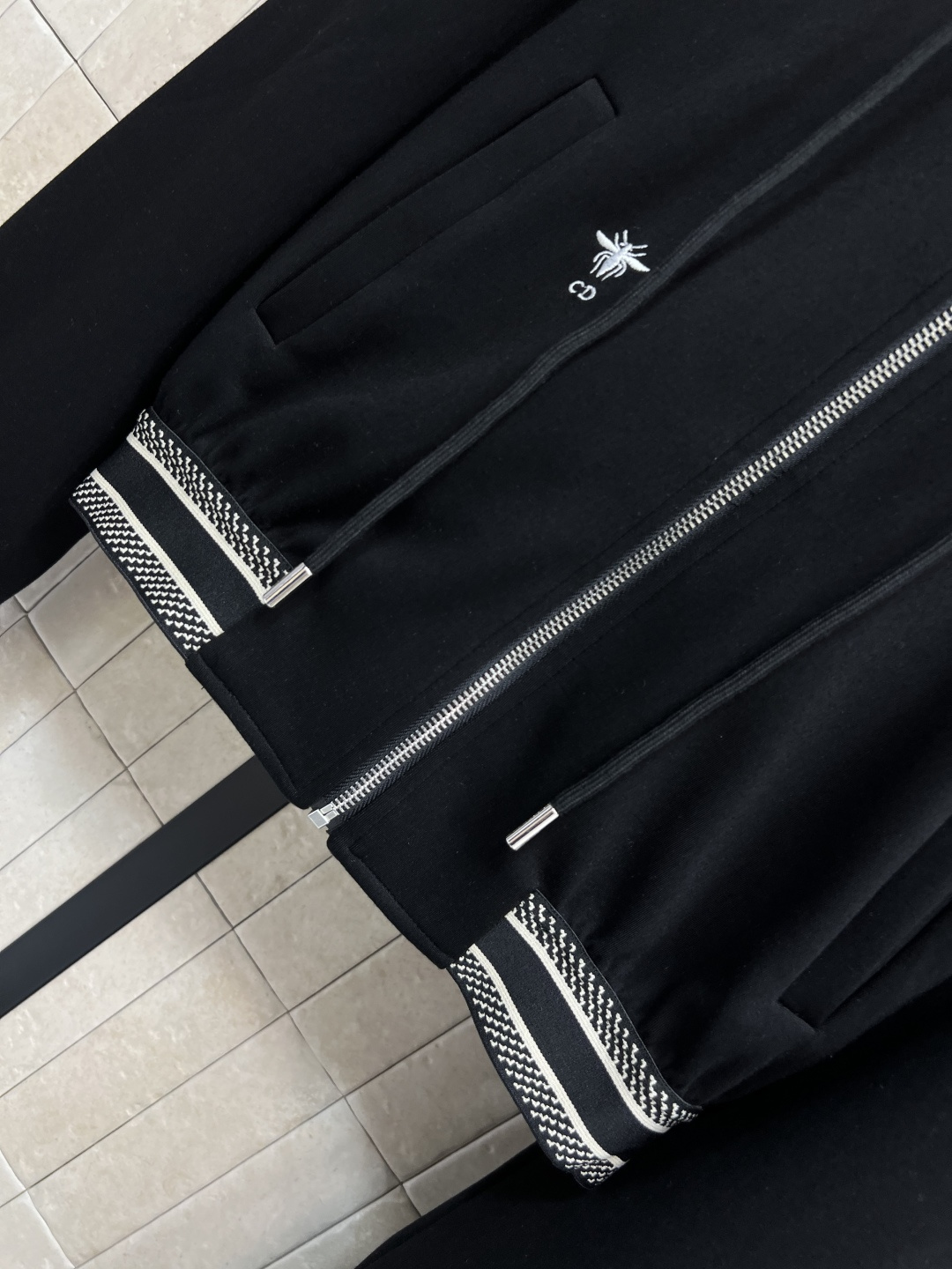 D家 25早秋新款 时髦休闲套装 连帽廓形短款卫衣+高腰卫裤 绝绝子一套搭配 经典刺绣小蜜蜂logo点辍