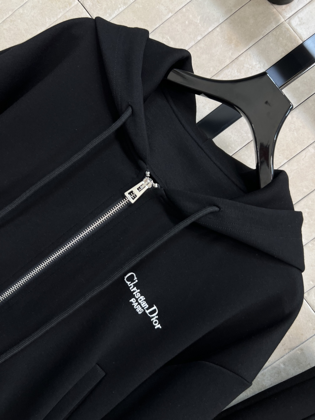 D家 25早秋新款 时髦休闲套装 连帽廓形短款卫衣+高腰卫裤 绝绝子一套搭配 经典刺绣小蜜蜂logo点辍