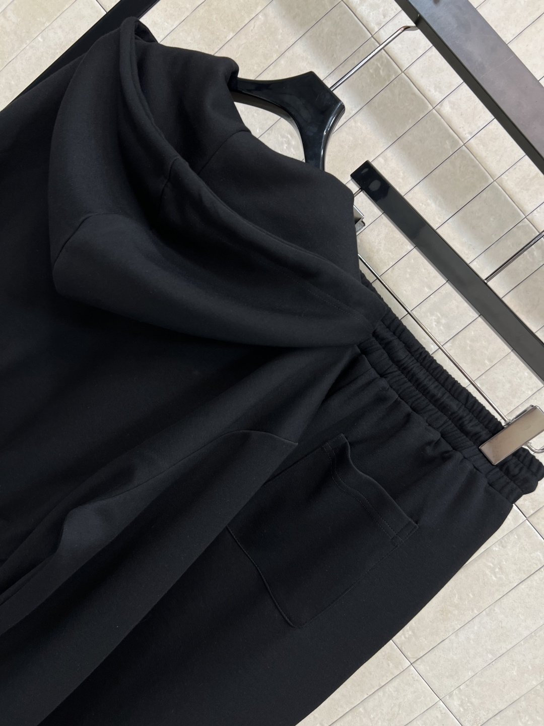 D家 25早秋新款 时髦休闲套装 连帽廓形短款卫衣+高腰卫裤 绝绝子一套搭配 经典刺绣小蜜蜂logo点辍