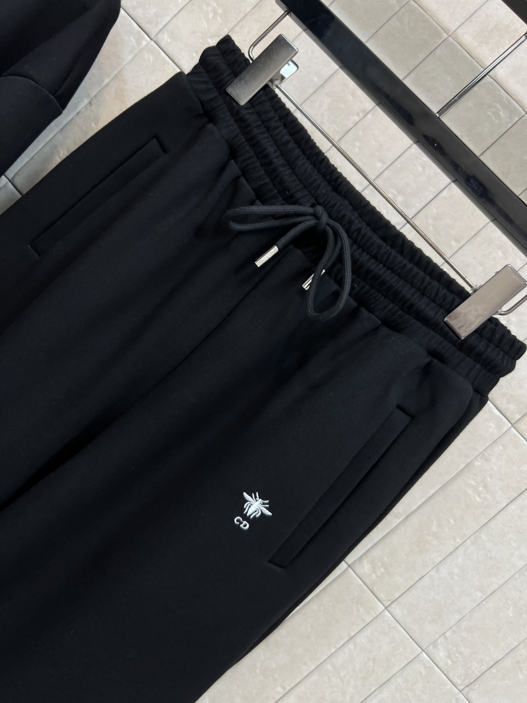 D家 25早秋新款 时髦休闲套装 连帽廓形短款卫衣+高腰卫裤 绝绝子一套搭配 经典刺绣小蜜蜂logo点辍