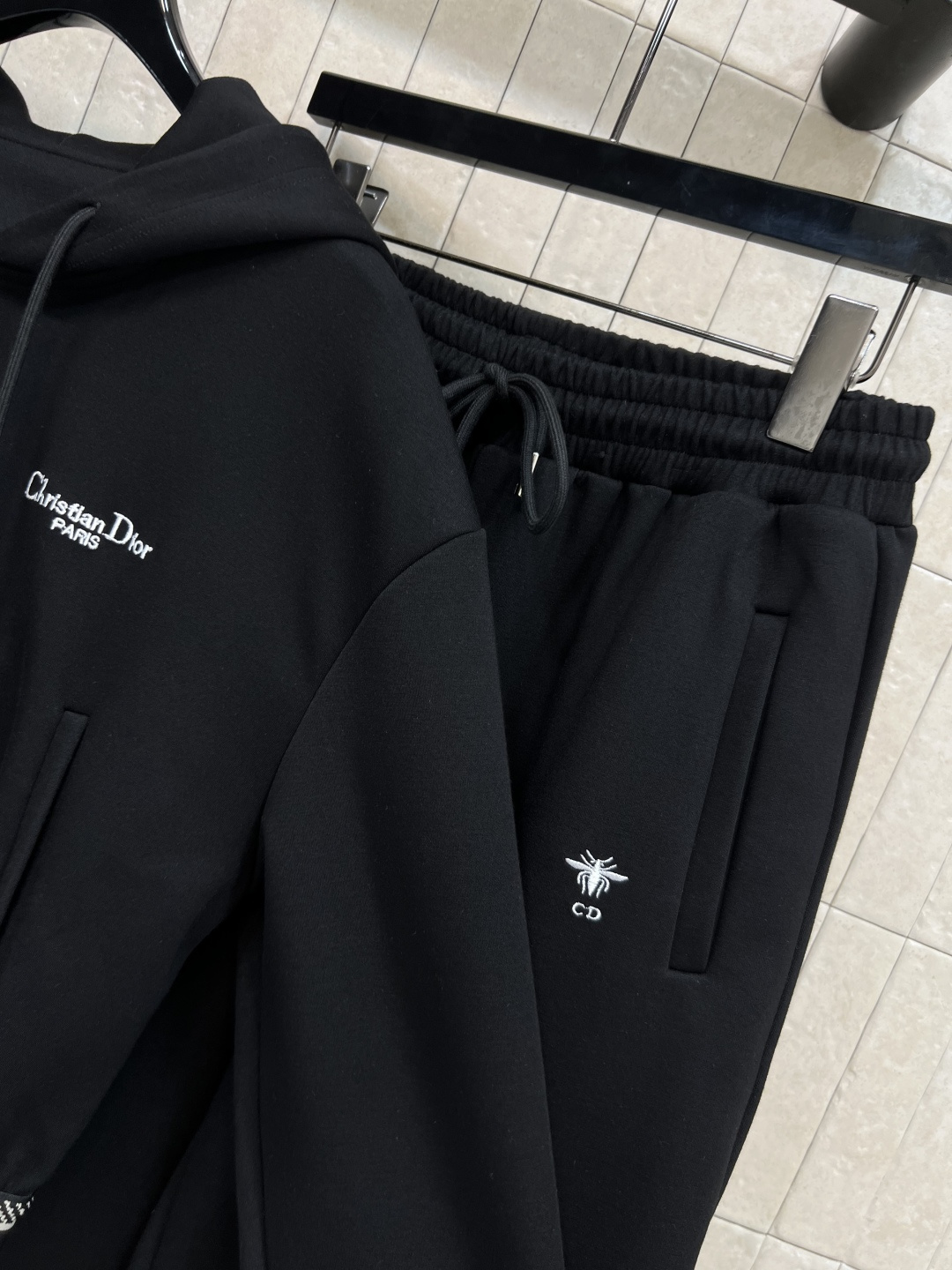 D家 25早秋新款 时髦休闲套装 连帽廓形短款卫衣+高腰卫裤 绝绝子一套搭配 经典刺绣小蜜蜂logo点辍