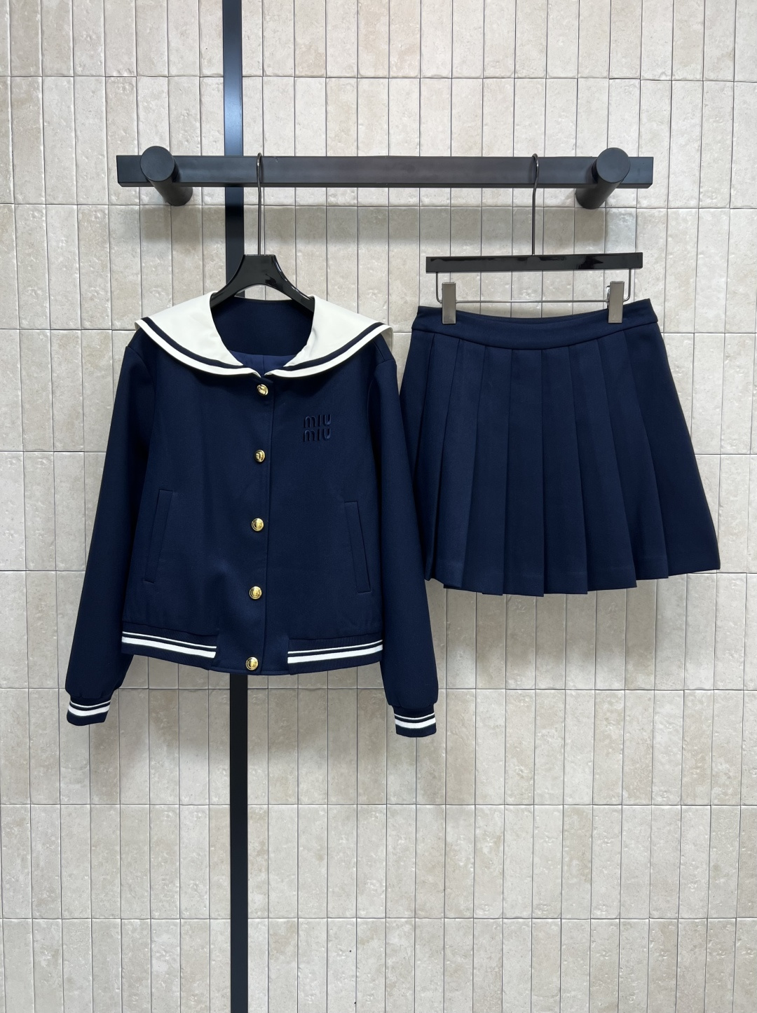 NO:480695,MIu Home 25 early autumn new style Navy collar jacket + pleated skirt Navy style super age-reducing and fashionable Jacket style top is super body proportions, upper body makes legs look thin, mixed with sunshine and fresh navy style, super heart-wrenching, a set of upper body age-reducing and temperament, easy to grasp the girlish feeling, recommended for dates and going out Size/S-M-L,,miumiu, skirts, jackets & coats, jackets & coats, alexander wang19860909MIu家 25早秋新款 海军领夹克外套 +百褶短裙 海军风风格超级减龄又时髦 夹克版型上衣超拉身材比例 上身显腿细 混合着阳光和清新海军风的味道超级让人心动 一套上身减龄又气质 轻松拿捏少女感 约会出街推荐Size/S-M-L,,miumiu,skirts,jackets & coats,jackets & coats,alexander wang,Women's clothing