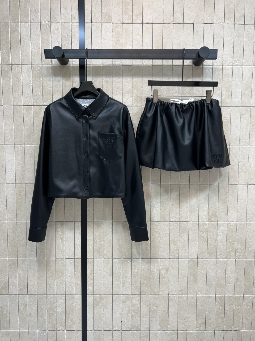 NO:480634,Jacket with dust bag short skirt MIu Home 25 early autumn new style sheepskin leather jacket fashionable suit lapel short jacket + mini skirt One side of sheepskin fabric grey sweatshirt fabric lining a set of upper body makes a cool girl feel that it is not easy to mess with 100% pure sheepskin fabric The upper body is stylish and easy to care for Size/S-M-L,,miumiu,hoodie,sweatshirts,skirts,jackets & coats,jackets & coats,leather jacket,sheepskin,alexander wang19860909外套配防尘袋短裙MIu家 25早秋新款 羊皮皮衣时髦套装 翻领短款夹克外套+迷你短裙 一面羊皮面料 里面灰色卫衣面料内衬 一套上身就是一个酷女孩不好惹的感觉 百分百纯羊皮面料 上身有型很好打理Size/S-M-L,,miumiu,hoodie,sweatshirts,skirts,jackets & coats,jackets & coats,leather jacket,sheepskin,alexander wang,Women's clothing