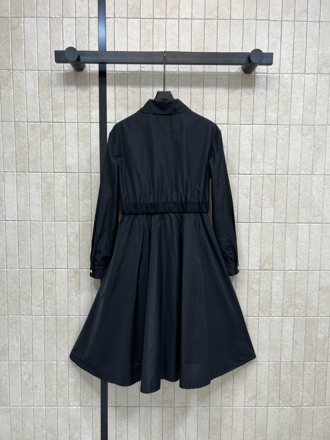 PD家 25早秋新款 甜酷翻领拉链尼龙连衣裙 可甜可酷 上身超有范 秒提气场的那种 采用环保尼龙面料 腰