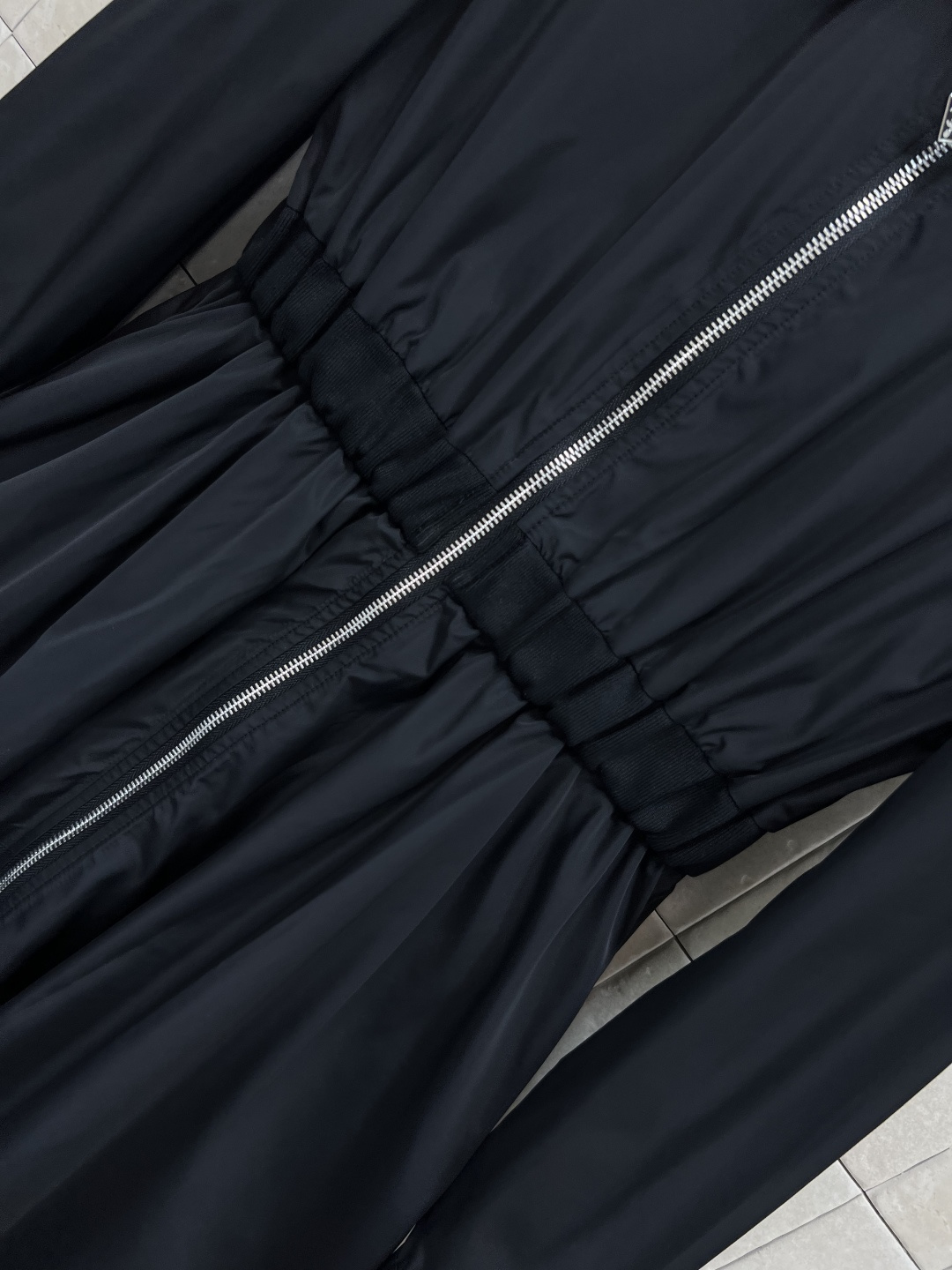 PD家 25早秋新款 甜酷翻领拉链尼龙连衣裙 可甜可酷 上身超有范 秒提气场的那种 采用环保尼龙面料 腰