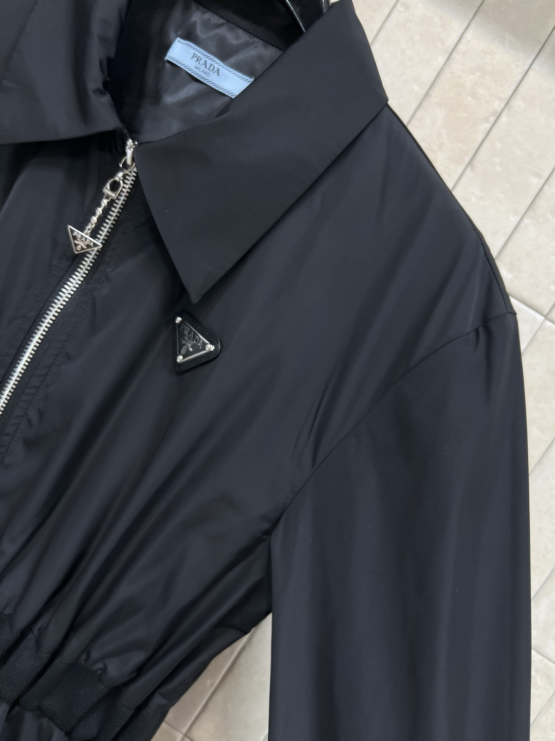 PD家 25早秋新款 甜酷翻领拉链尼龙连衣裙 可甜可酷 上身超有范 秒提气场的那种 采用环保尼龙面料 腰