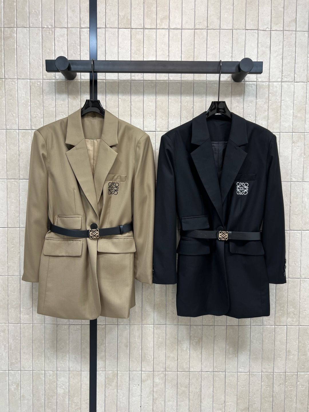 NO:480666,LW Home 25 early autumn new model Lapel suit belt jacket Slim tailoring Very clean and neat line sense The fabric has a full of high-end texture The bag pocket design can easily create a retro, fashionable and high-end feeling Full of elegant and romantic retro style Equipped with a belt for waist adjustment Easy to have a slim waist, and can also control two colors and three codes on important occasions Size/S-M-L,,jackets & coats,business suit,alexander wang19860909LW家 25早秋新款 翻领西装腰带外套 修身的剪裁 极具干净利落的线条感 面料自带满满的高级质感 盖袋口袋设计 可轻松打造复古时髦高级感 充满了优雅浪漫的复古风情 配有腰带可做收腰调节 轻松拥有小蛮腰 重要场合也驾驭得住两色三码 Size/S-M-L,,jackets & coats,business suit,alexander wang,Women's clothing