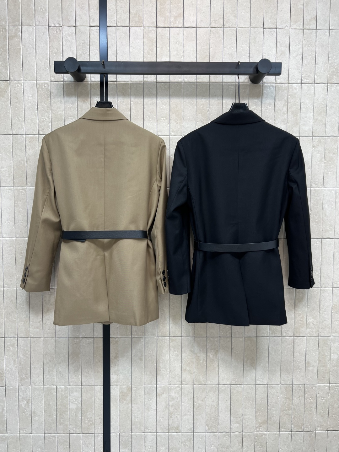 LW家 25早秋新款 翻领西装腰带外套 修身的剪裁 极具干净利落的线条感 面料自带满满的高级质感 盖袋口