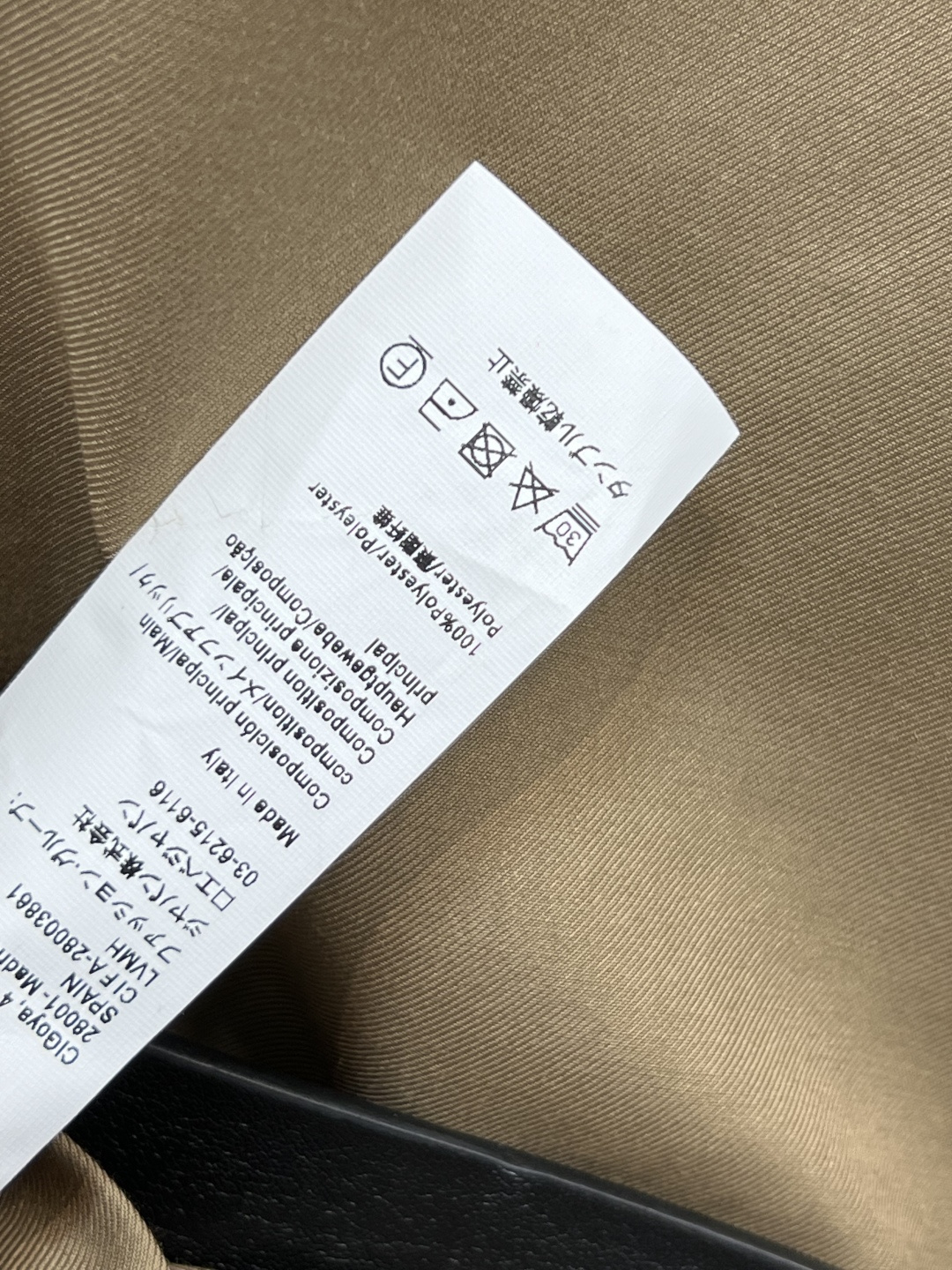 LW家 25早秋新款 翻领西装腰带外套 修身的剪裁 极具干净利落的线条感 面料自带满满的高级质感 盖袋口