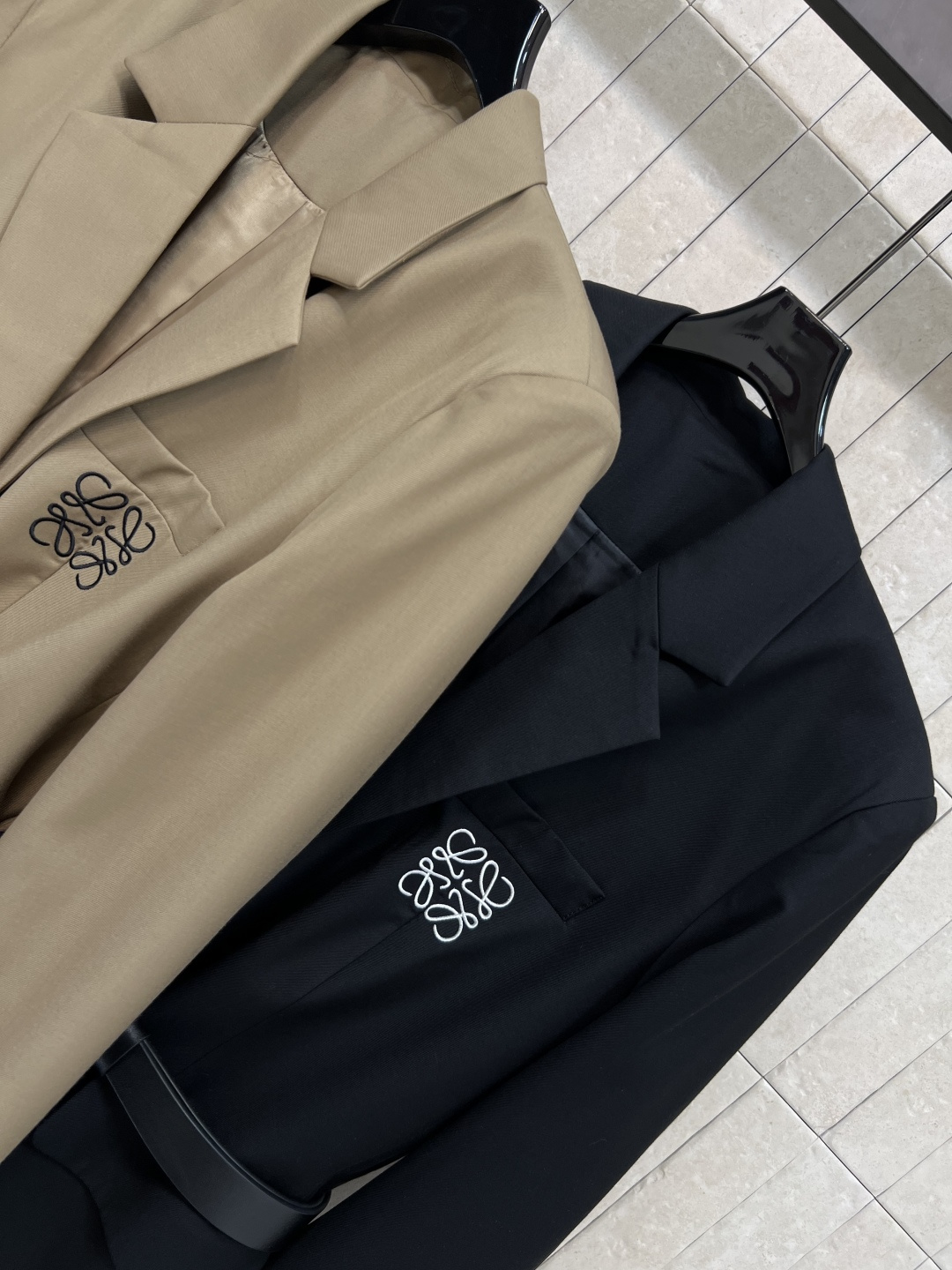 LW家 25早秋新款 翻领西装腰带外套 修身的剪裁 极具干净利落的线条感 面料自带满满的高级质感 盖袋口