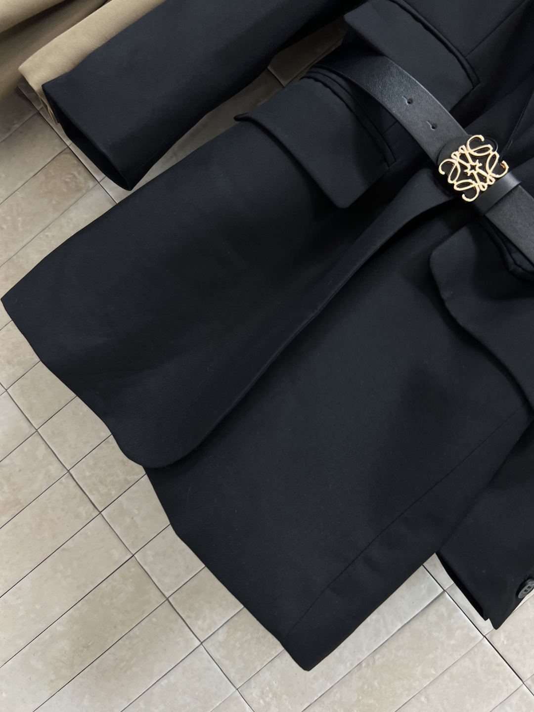 LW家 25早秋新款 翻领西装腰带外套 修身的剪裁 极具干净利落的线条感 面料自带满满的高级质感 盖袋口