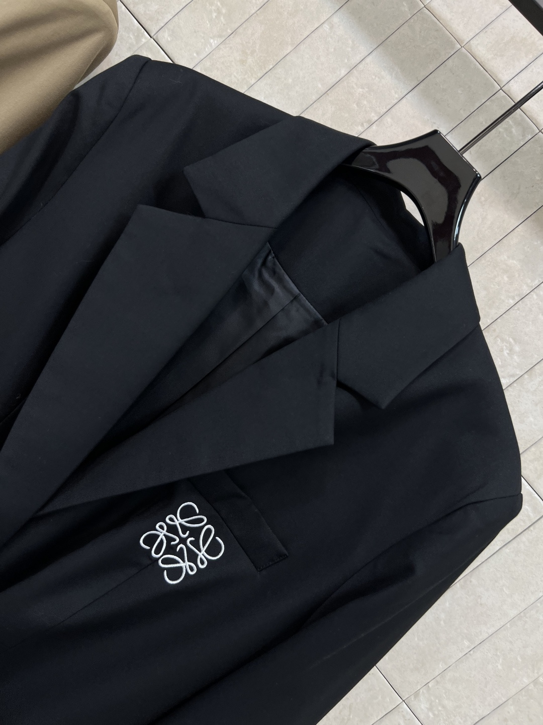 LW家 25早秋新款 翻领西装腰带外套 修身的剪裁 极具干净利落的线条感 面料自带满满的高级质感 盖袋口