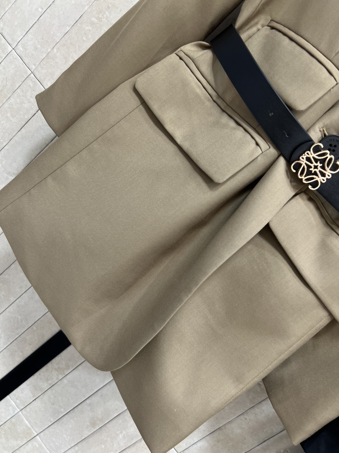 LW家 25早秋新款 翻领西装腰带外套 修身的剪裁 极具干净利落的线条感 面料自带满满的高级质感 盖袋口