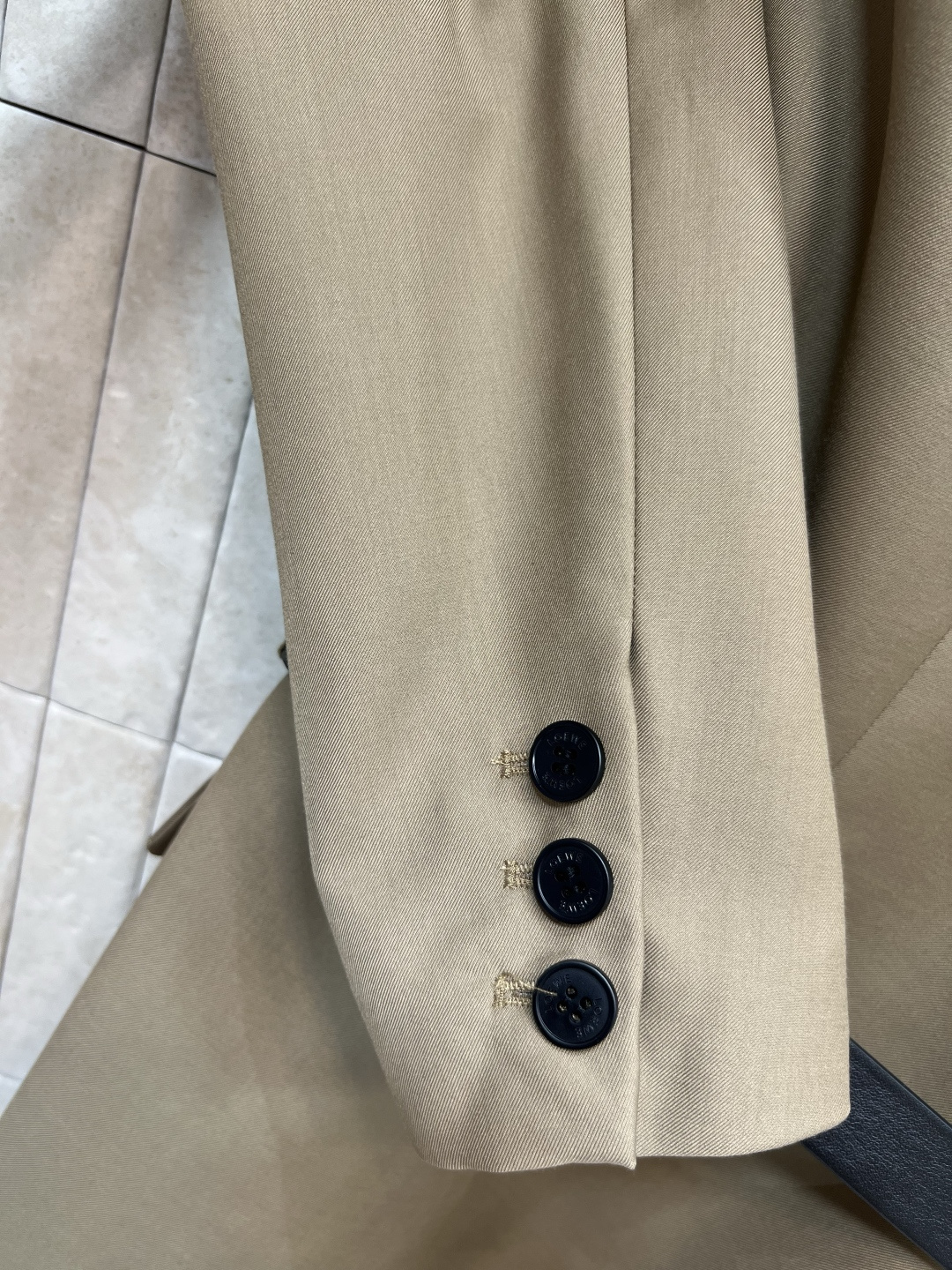 LW家 25早秋新款 翻领西装腰带外套 修身的剪裁 极具干净利落的线条感 面料自带满满的高级质感 盖袋口