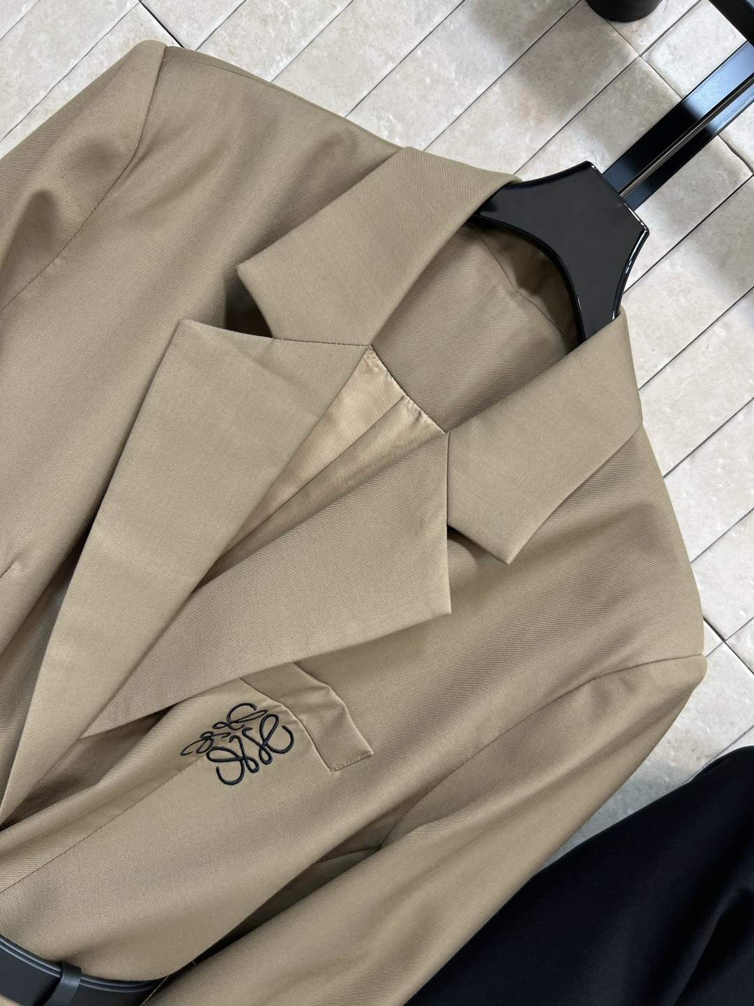 LW家 25早秋新款 翻领西装腰带外套 修身的剪裁 极具干净利落的线条感 面料自带满满的高级质感 盖袋口