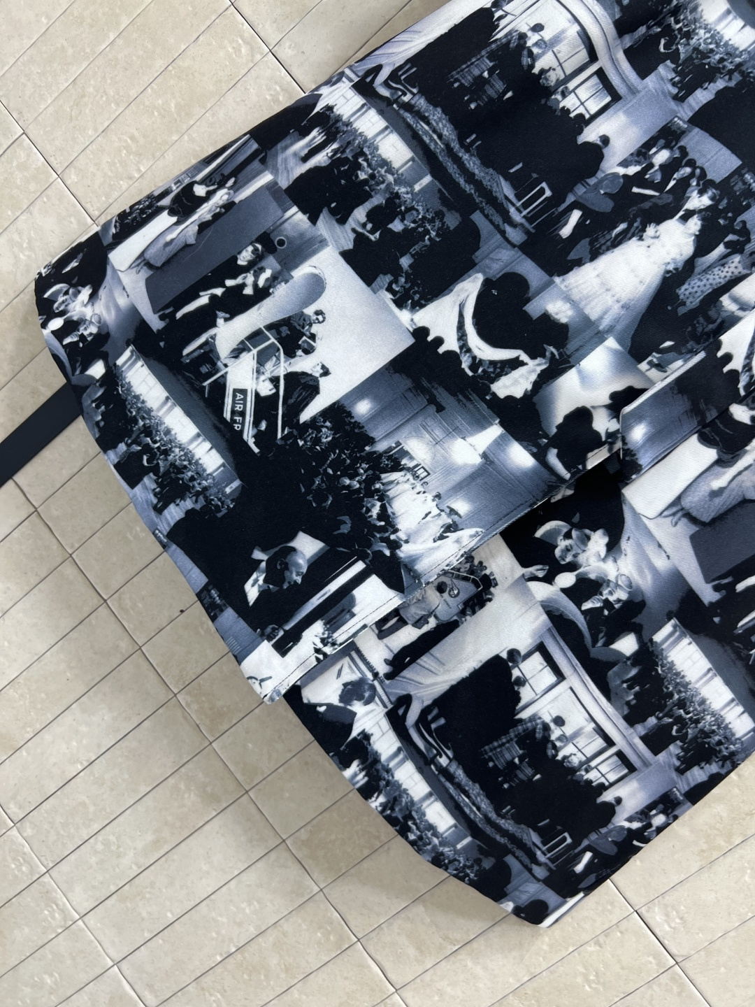 D家 25早秋新款 人像满印收腰衬衫连衣裙 小翻领收腰设计 能遮挡大肩膀还显气质 腰间搭配本布腰带完美分