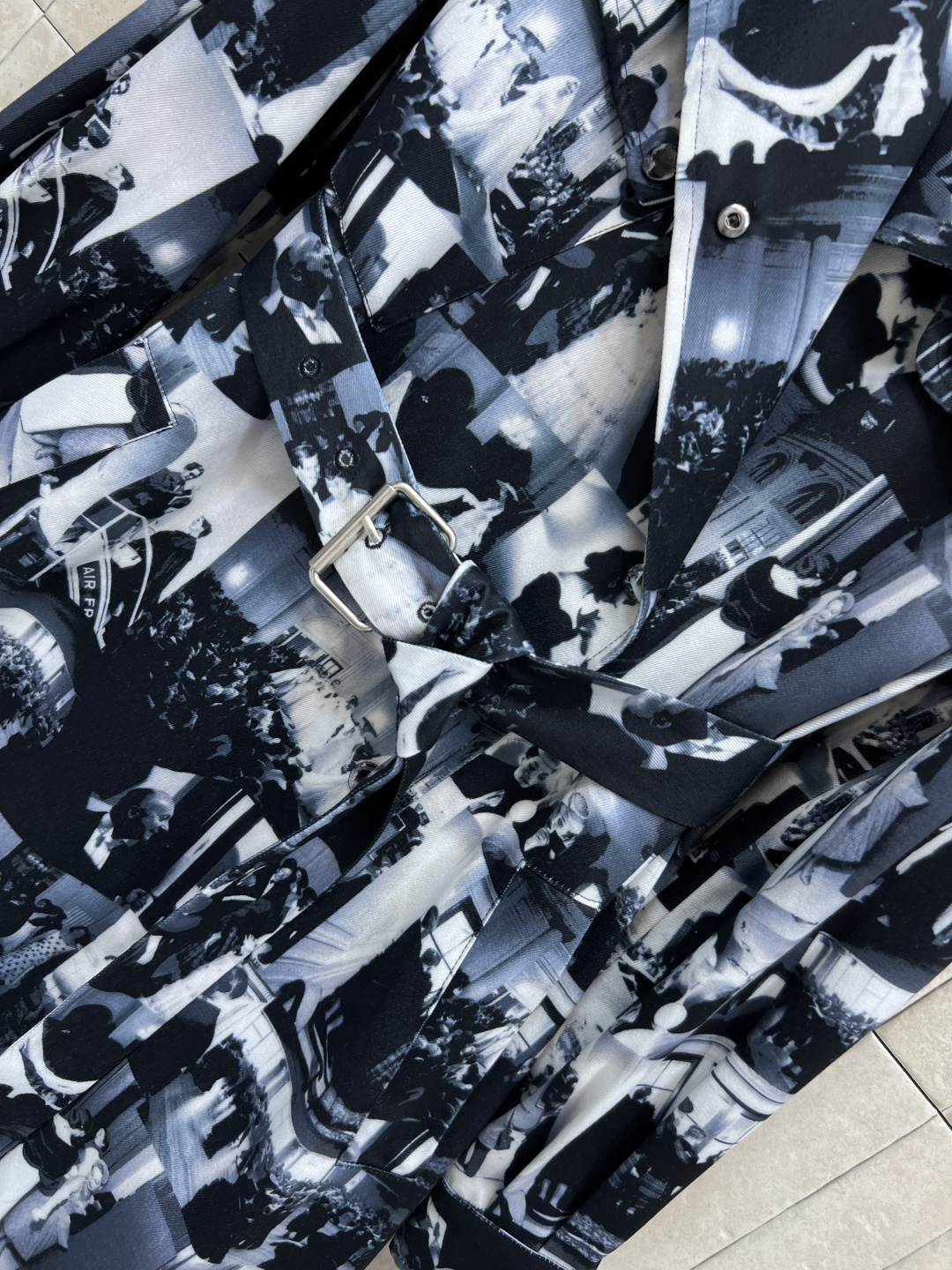 D家 25早秋新款 人像满印收腰衬衫连衣裙 小翻领收腰设计 能遮挡大肩膀还显气质 腰间搭配本布腰带完美分