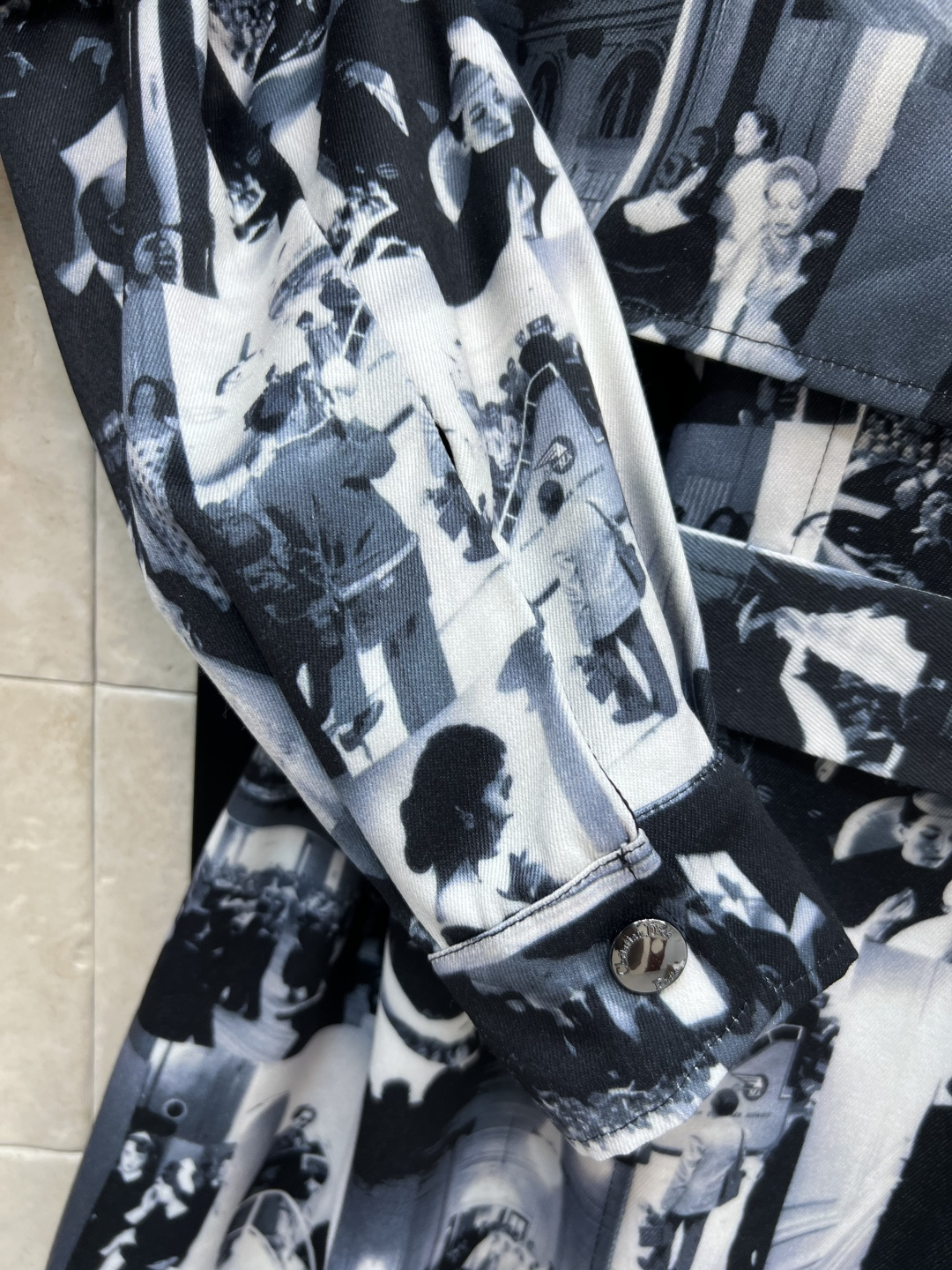 D家 25早秋新款 人像满印收腰衬衫连衣裙 小翻领收腰设计 能遮挡大肩膀还显气质 腰间搭配本布腰带完美分